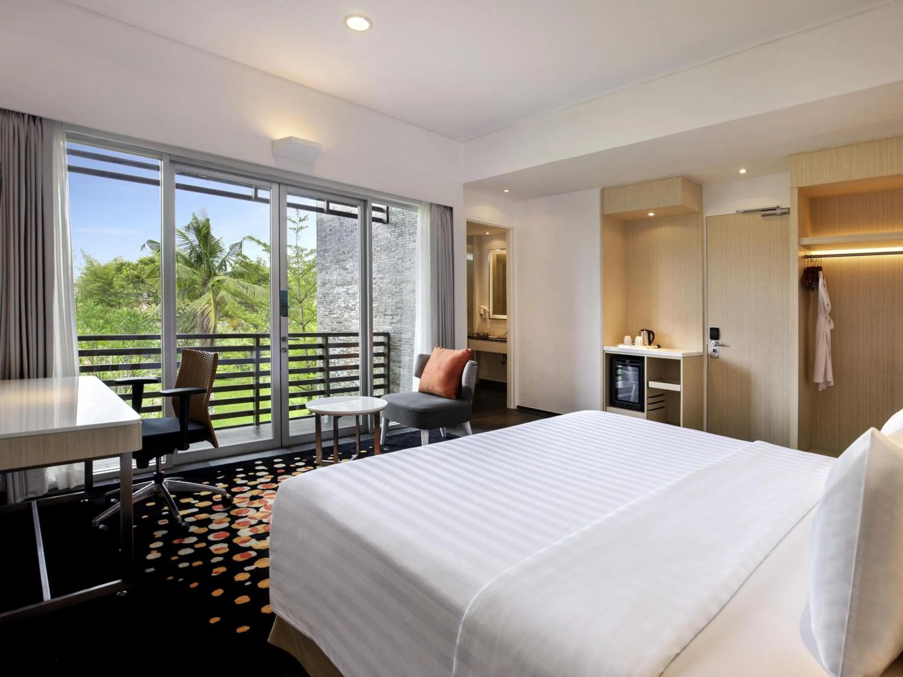 Bedroom, Bed in Novotel Palembang