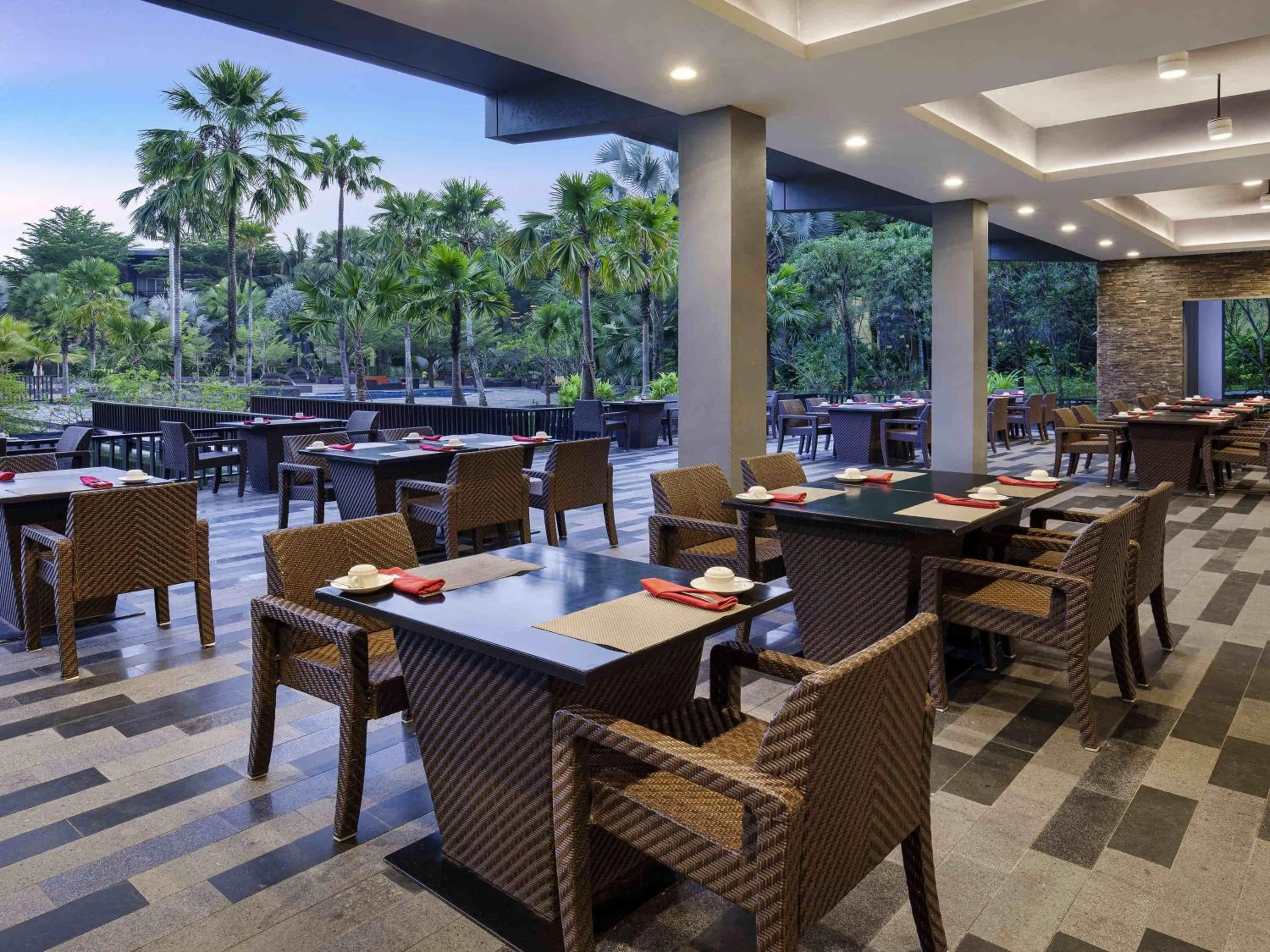 Restaurant/places to eat in Novotel Palembang