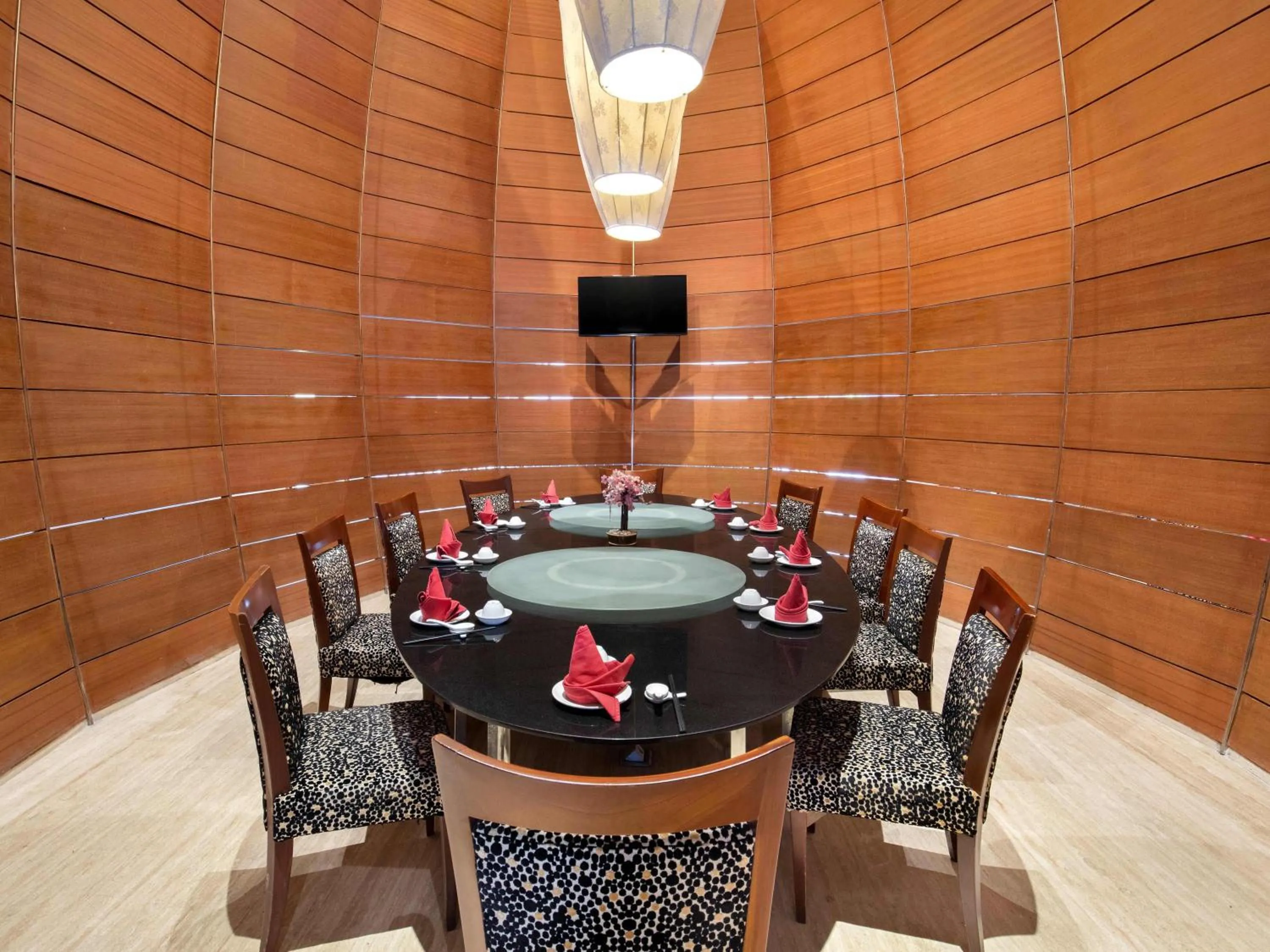 Restaurant/places to eat in Novotel Palembang