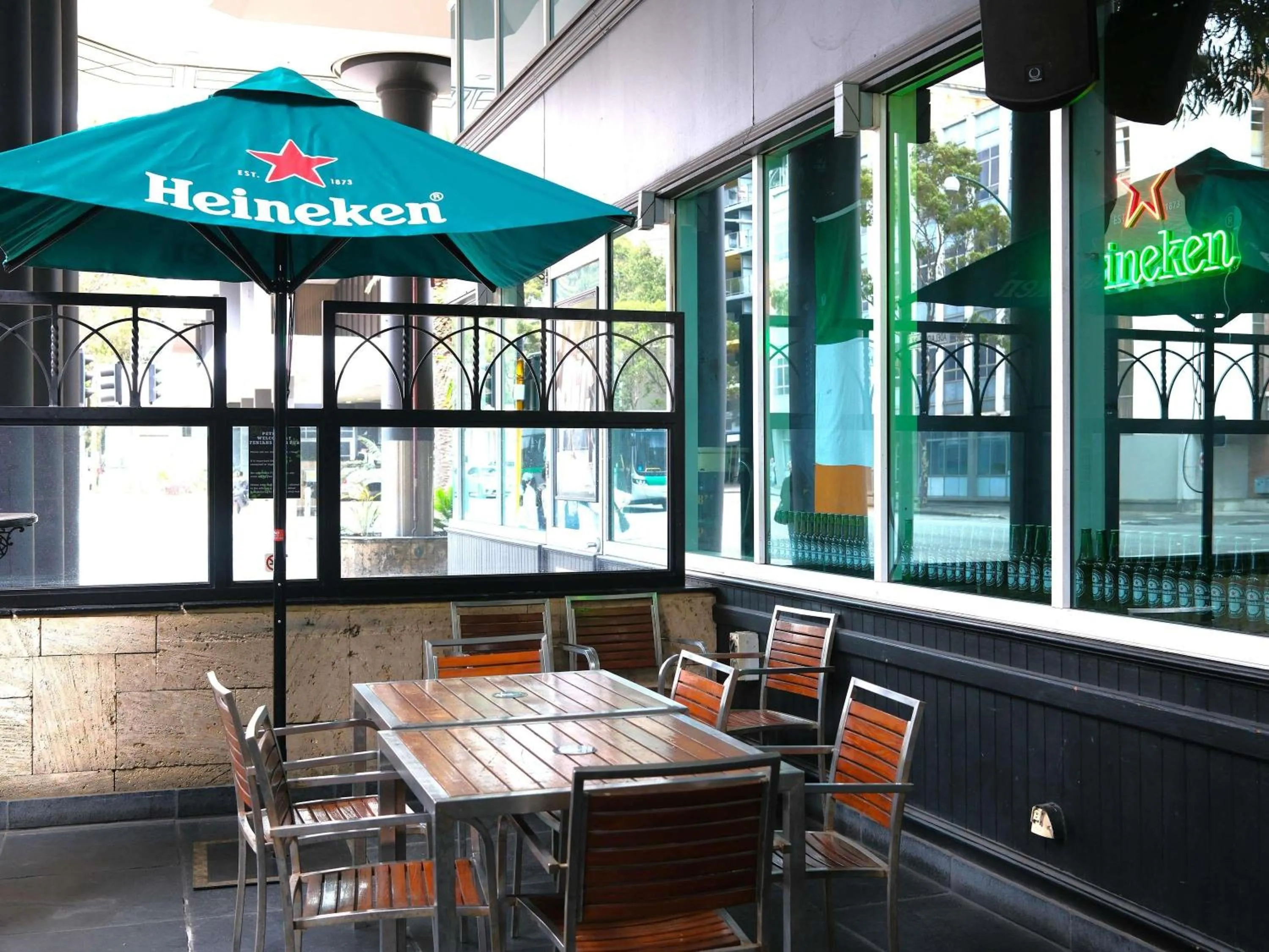 Restaurant/places to eat in Novotel Perth Langley