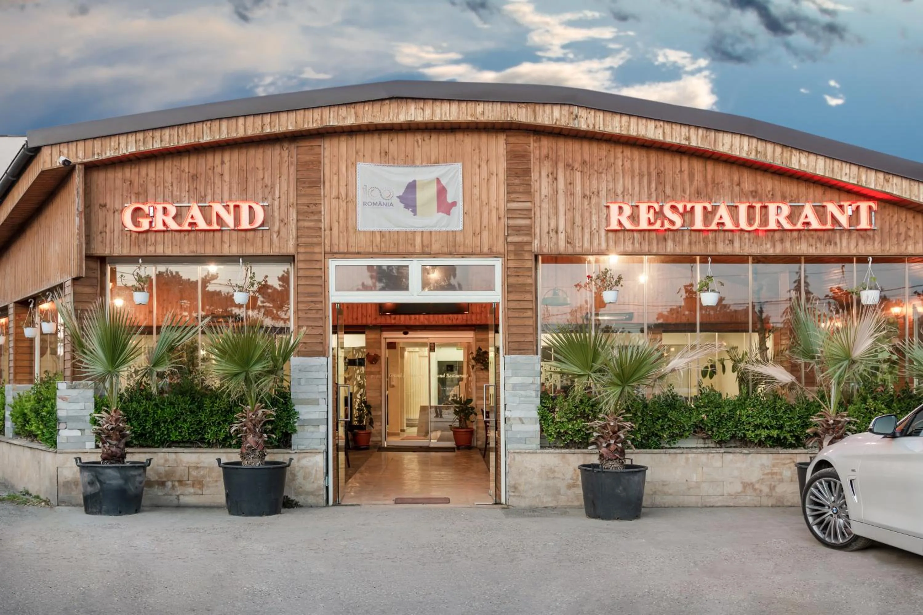 Restaurant/places to eat in Hotel Grand