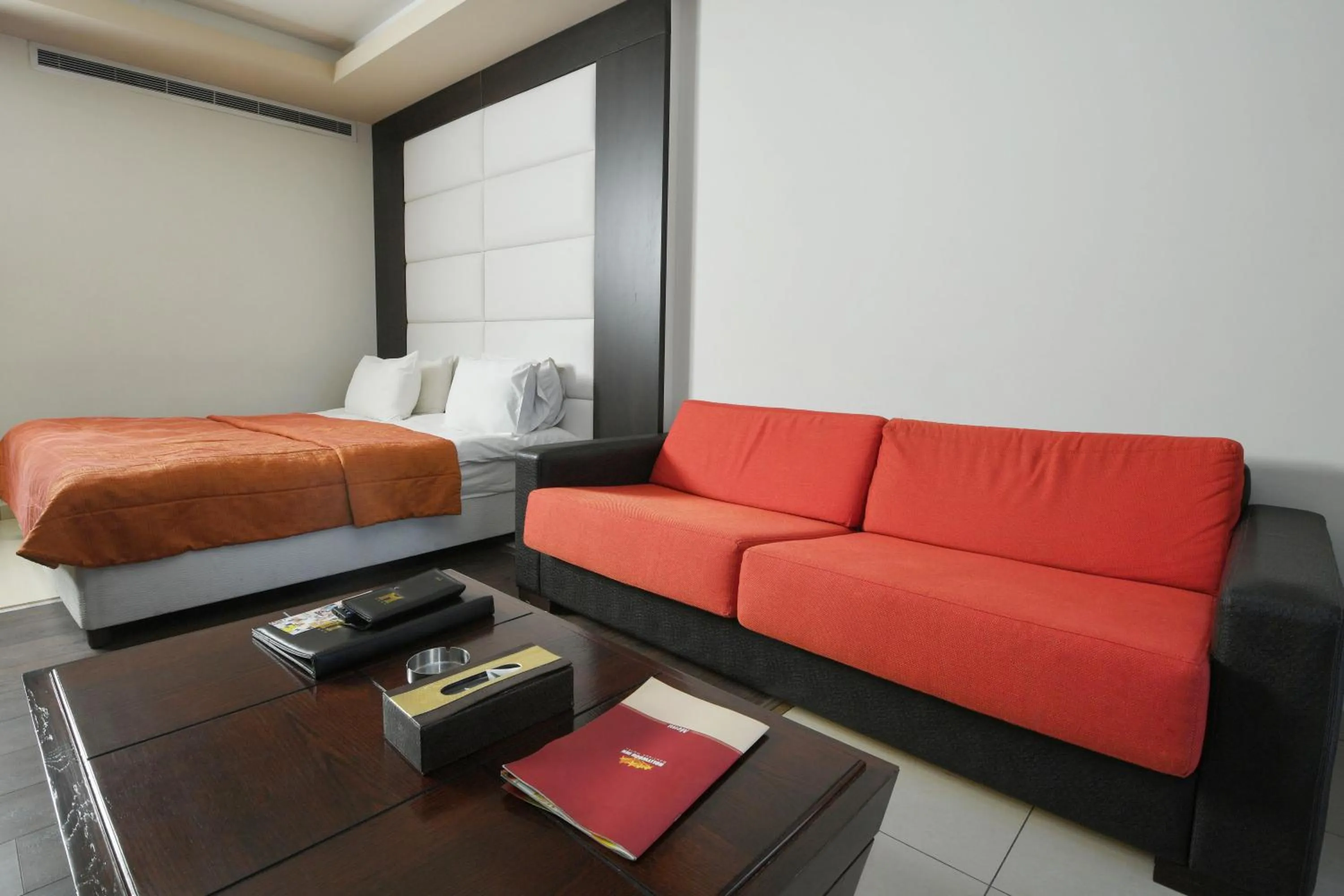 Seating area, Bed in Hollywood Inn Boutique Hotel