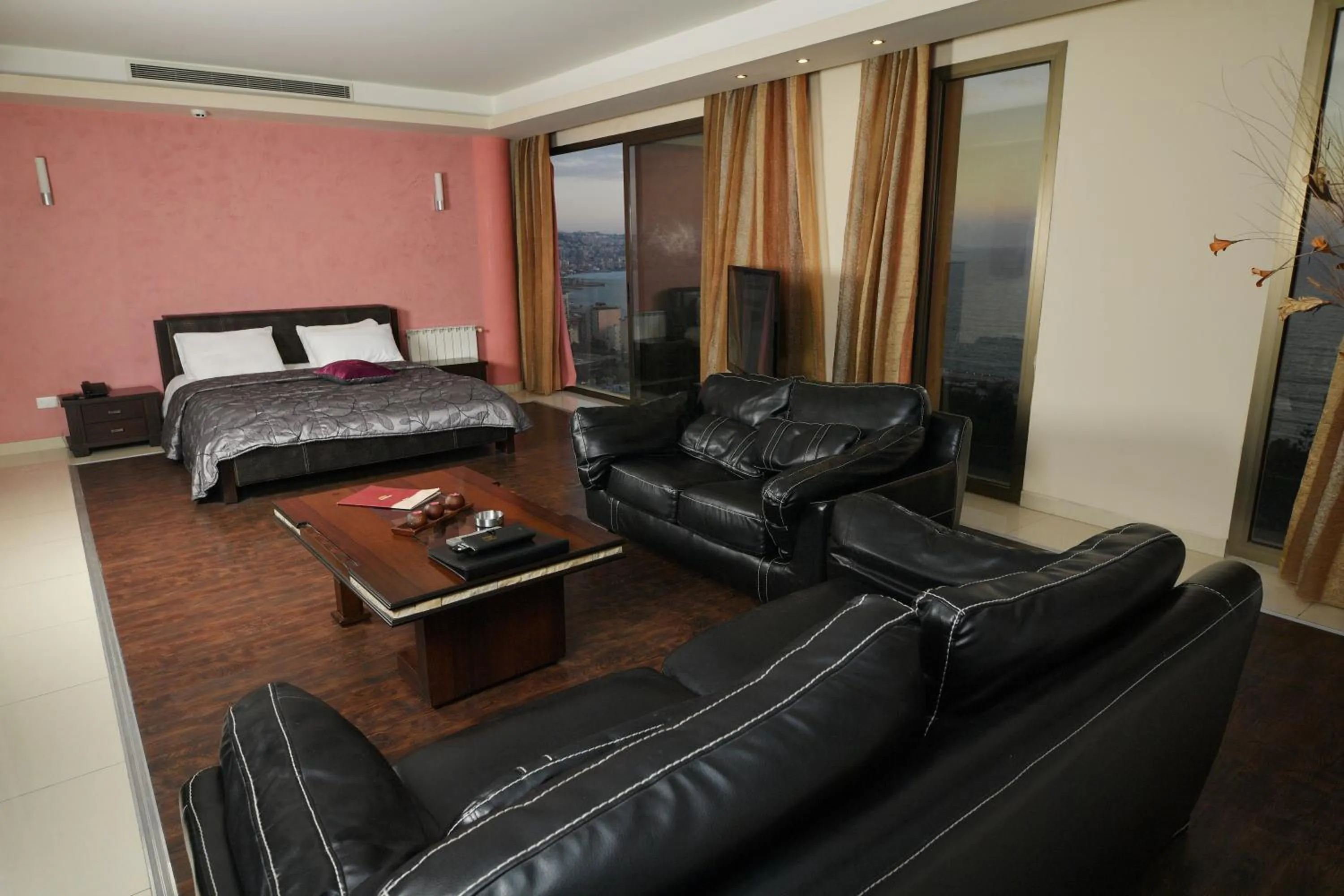 Seating area, Bed in Hollywood Inn Boutique Hotel