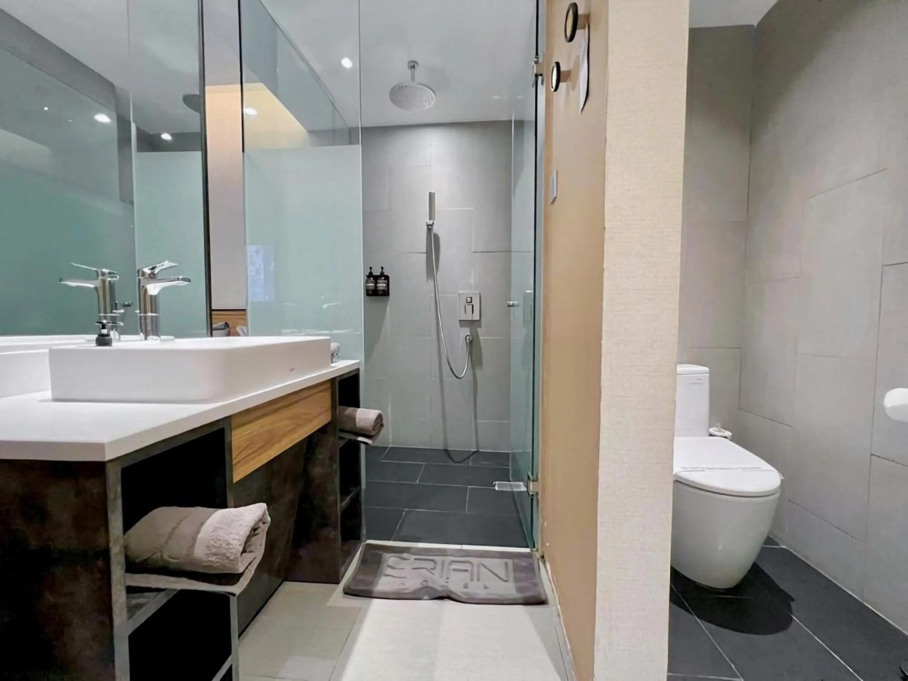 Bathroom in Erian Hotel