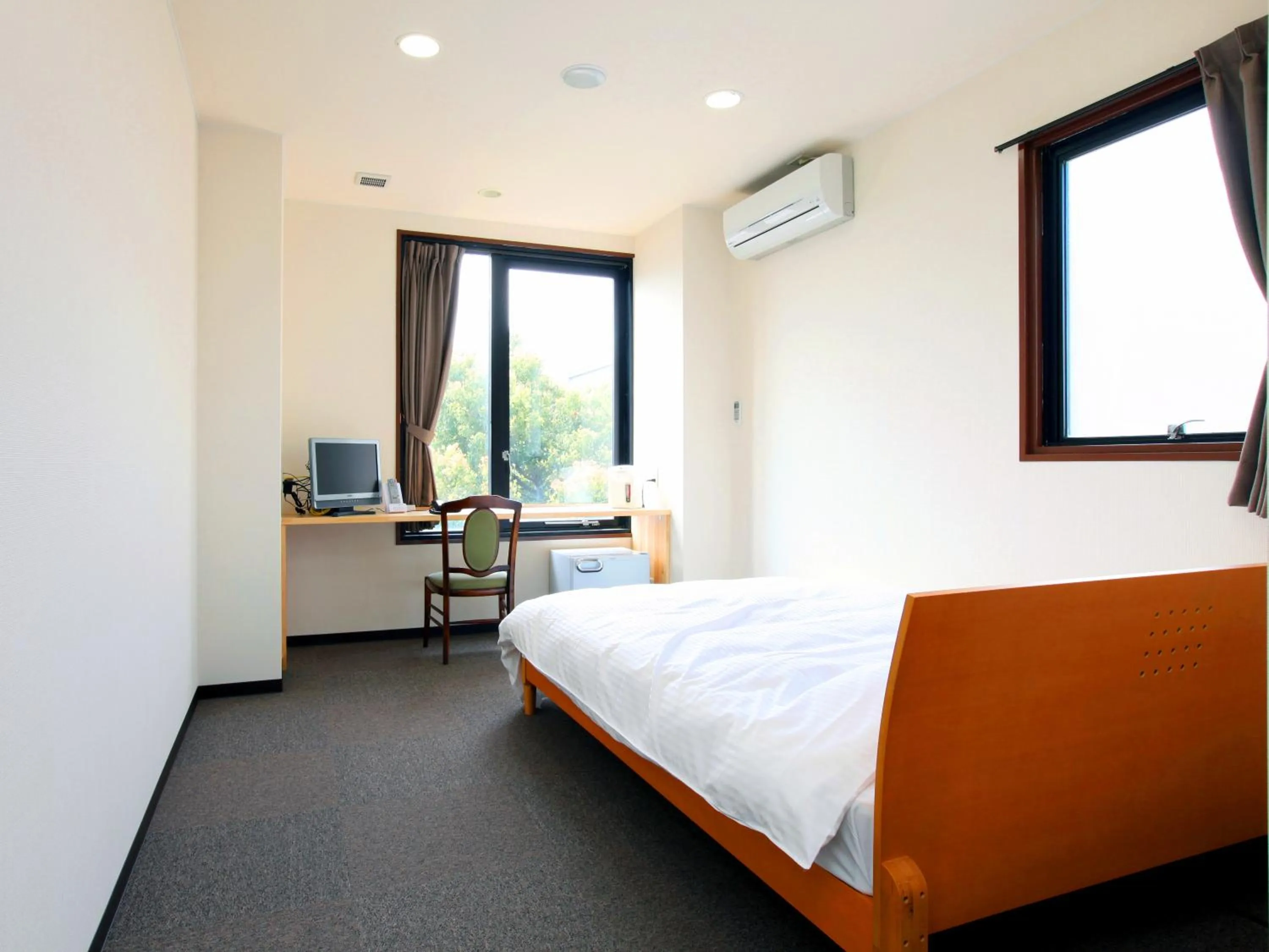 Photo of the whole room, Bed in Sakaide Plaza Hotel