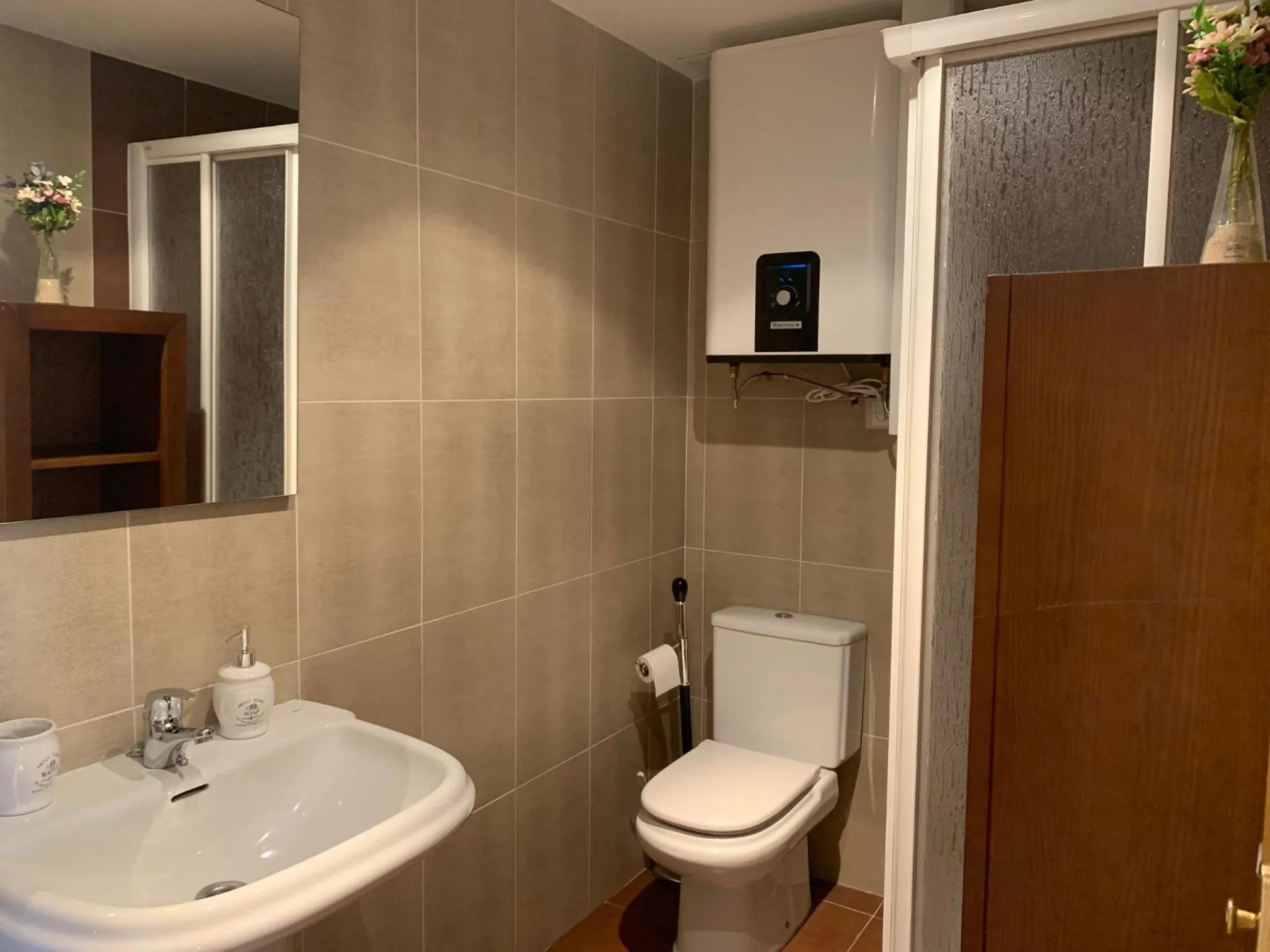 Shower in Aticos La Aliseda by Valdesierra