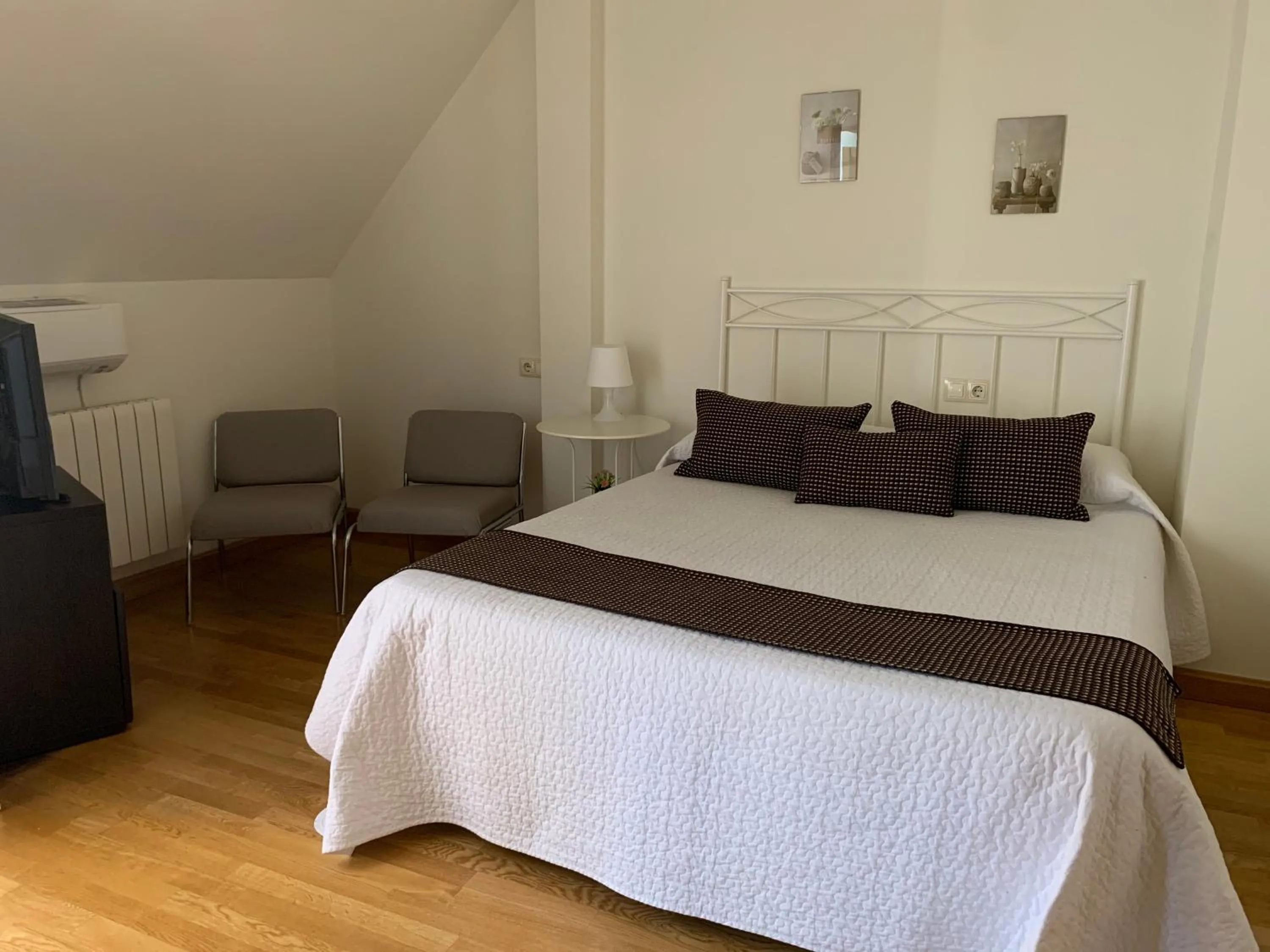 Photo of the whole room, Bed in Aticos La Aliseda by Valdesierra