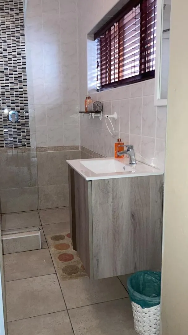 Bathroom in Brown Jug Guest House