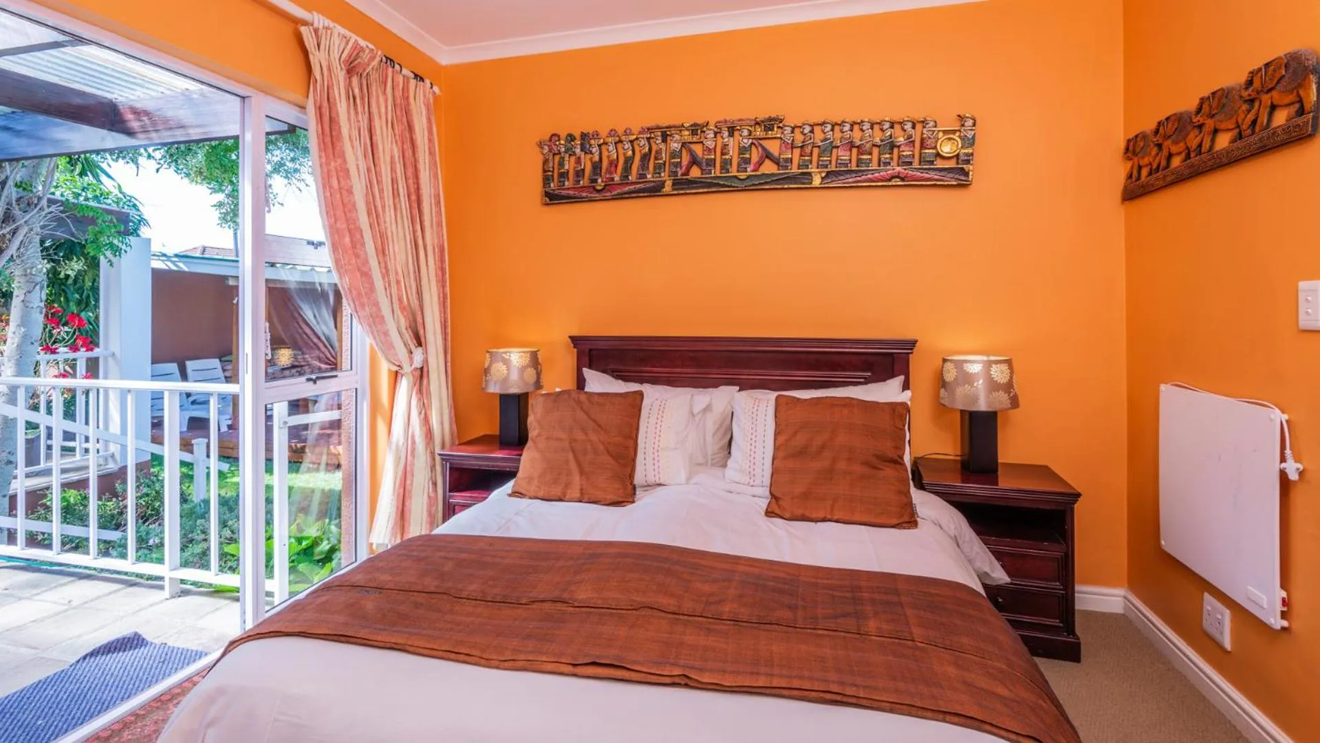 Bedroom, Bed in Brown Jug Guest House