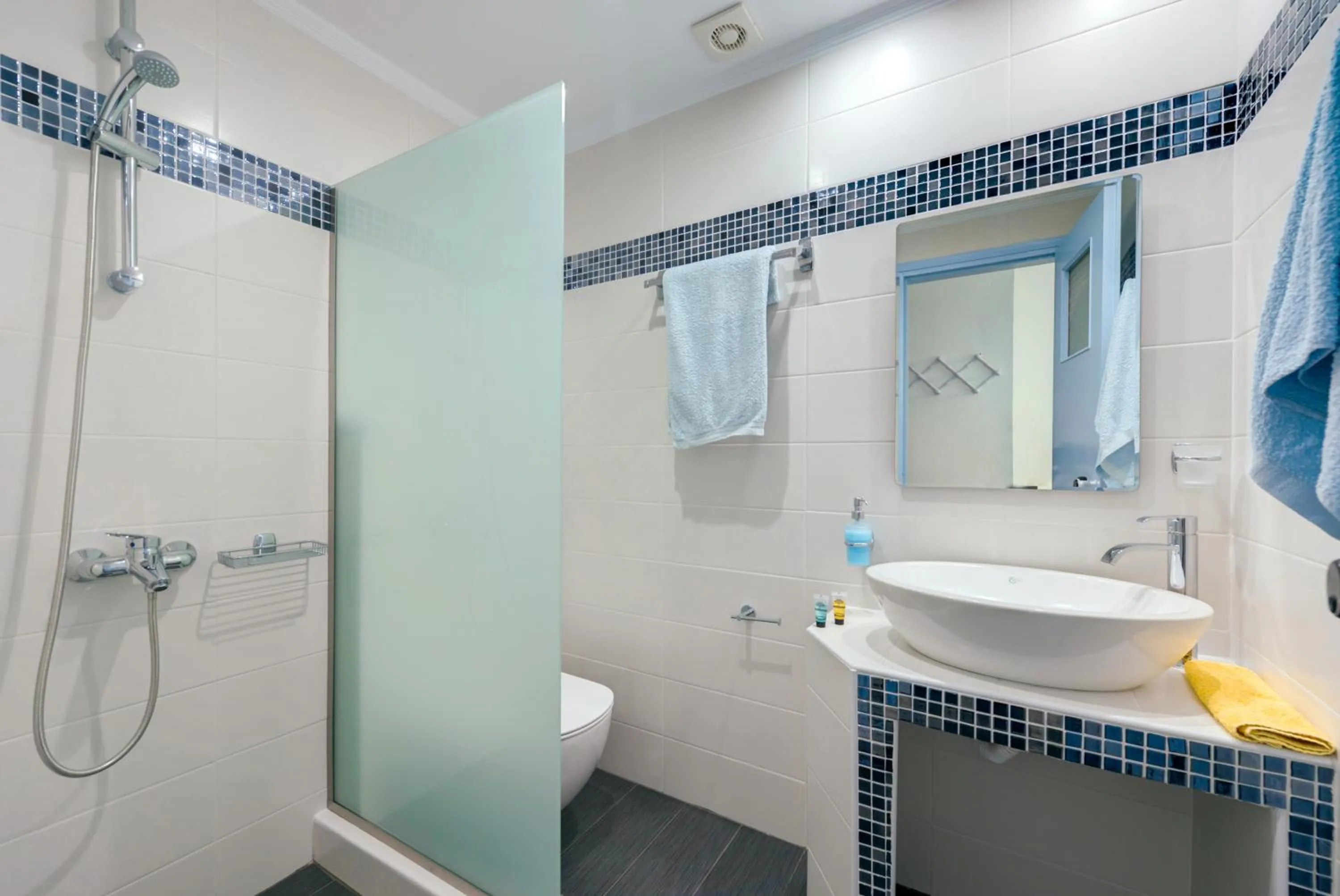 Bathroom in Akis Hotel