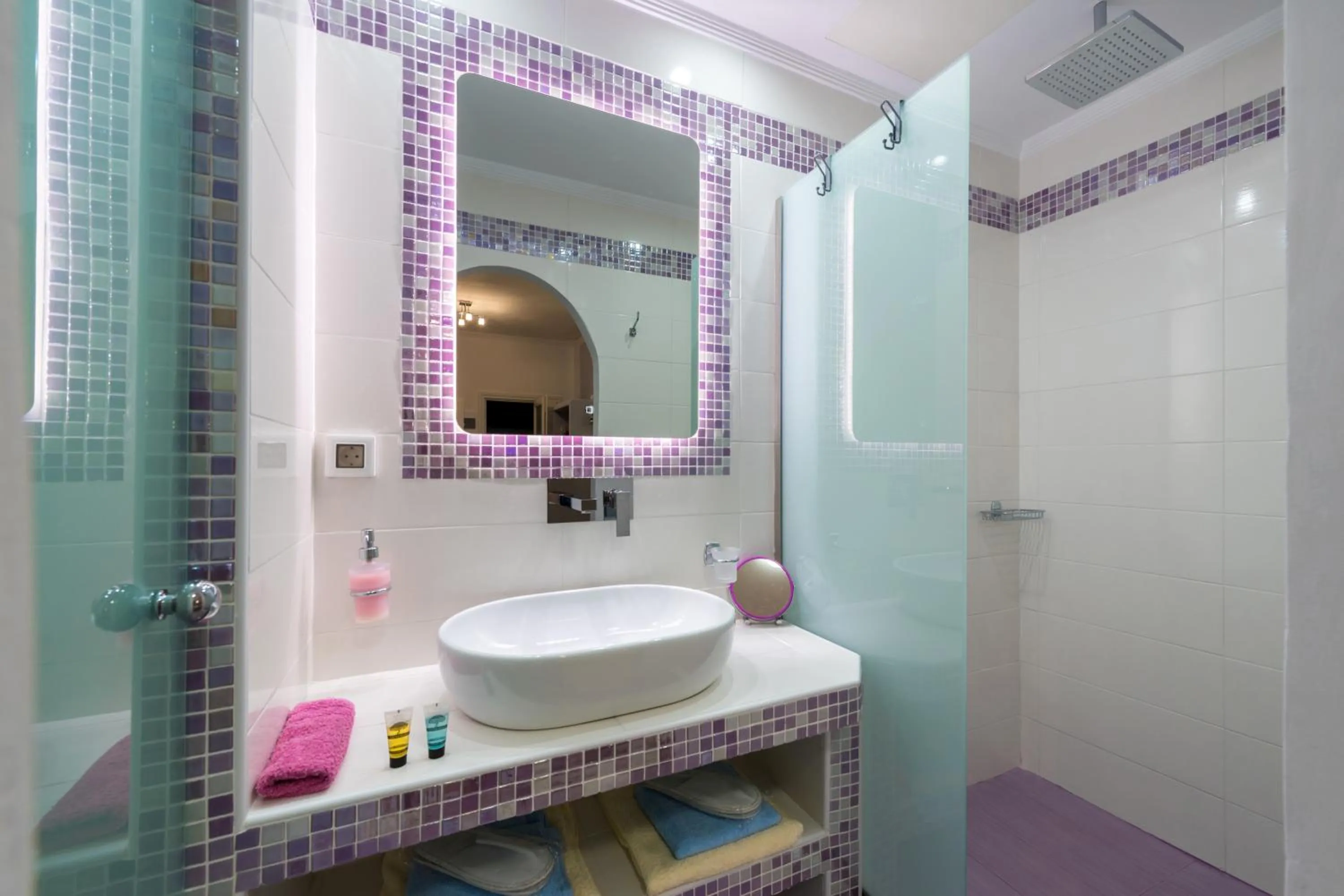 Bathroom in Akis Hotel