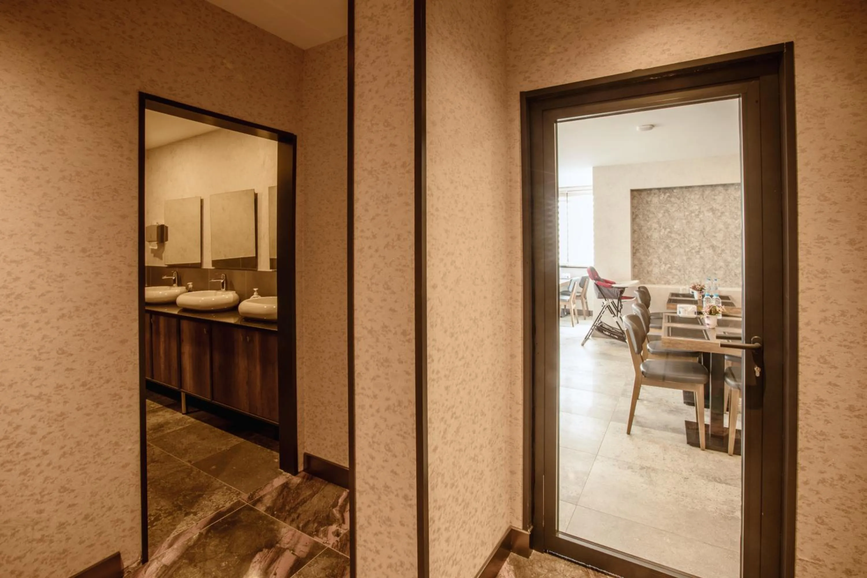 Restaurant/places to eat in Life Point Hotel