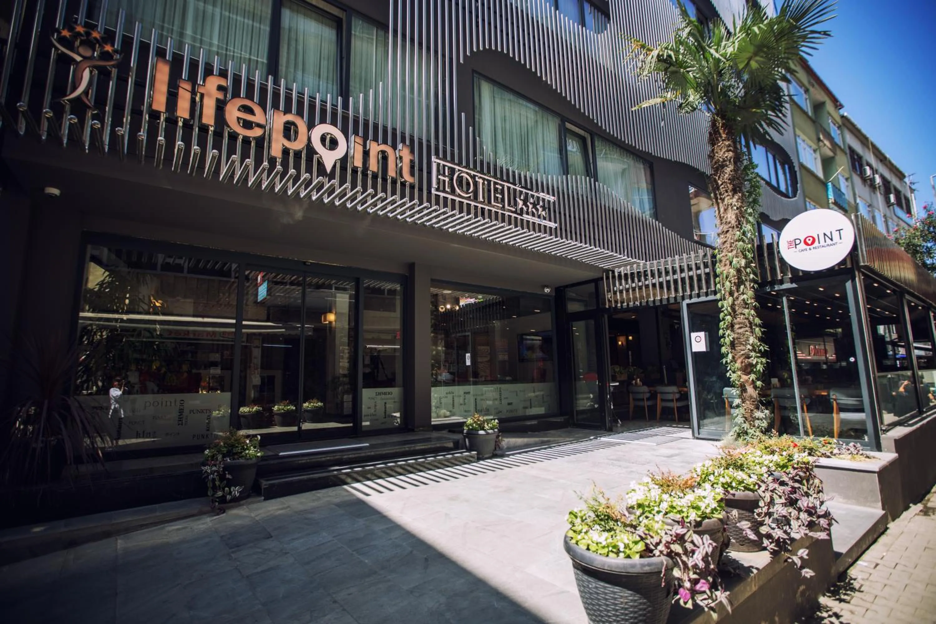Facade/entrance in Life Point Hotel