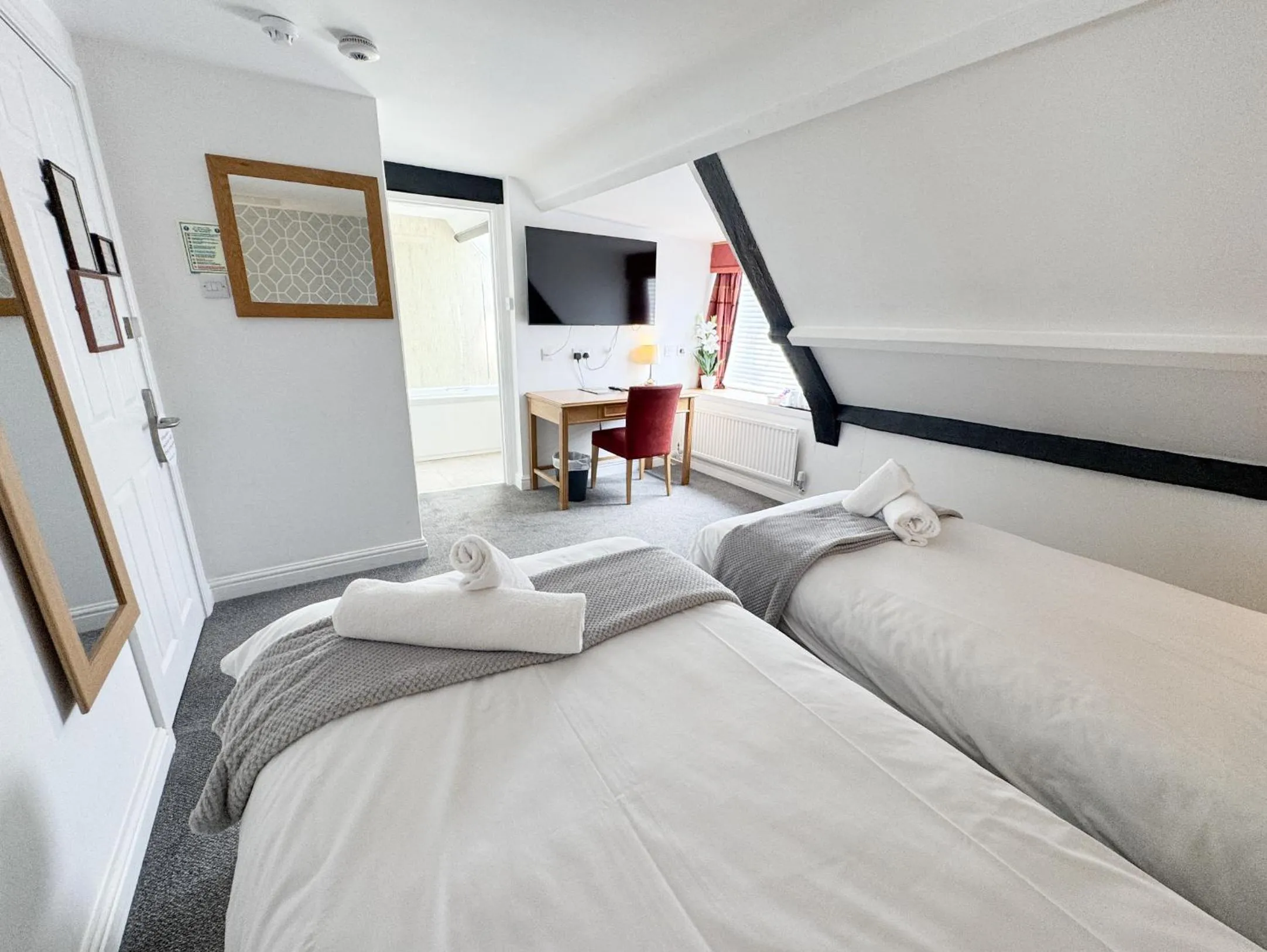 Bedroom, Bed in The Red Lion Hotel