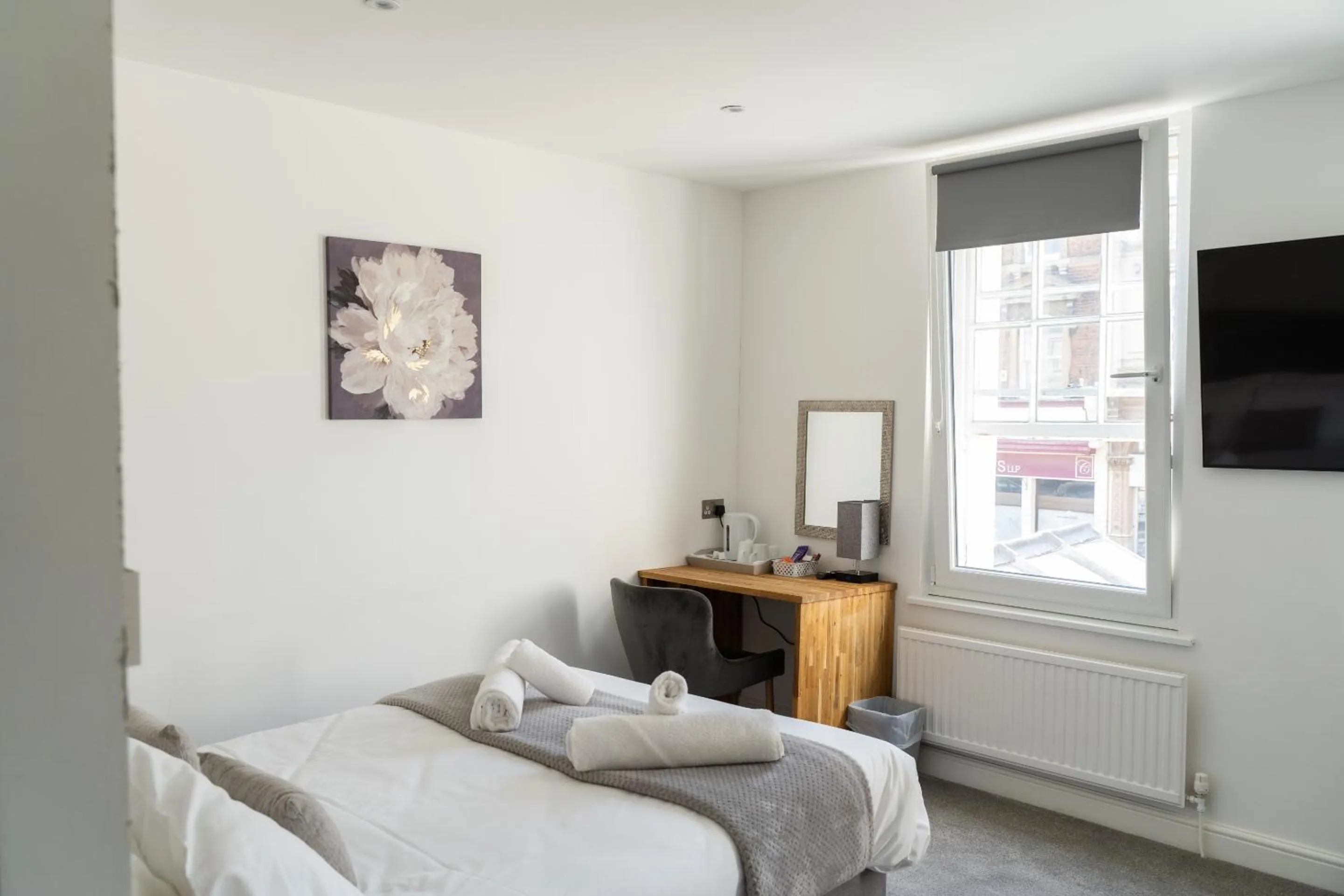 Bedroom, Bed in The Red Lion Hotel