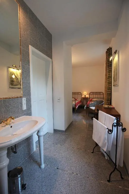 Bathroom, Bed in Apartmenthaus Saxonia