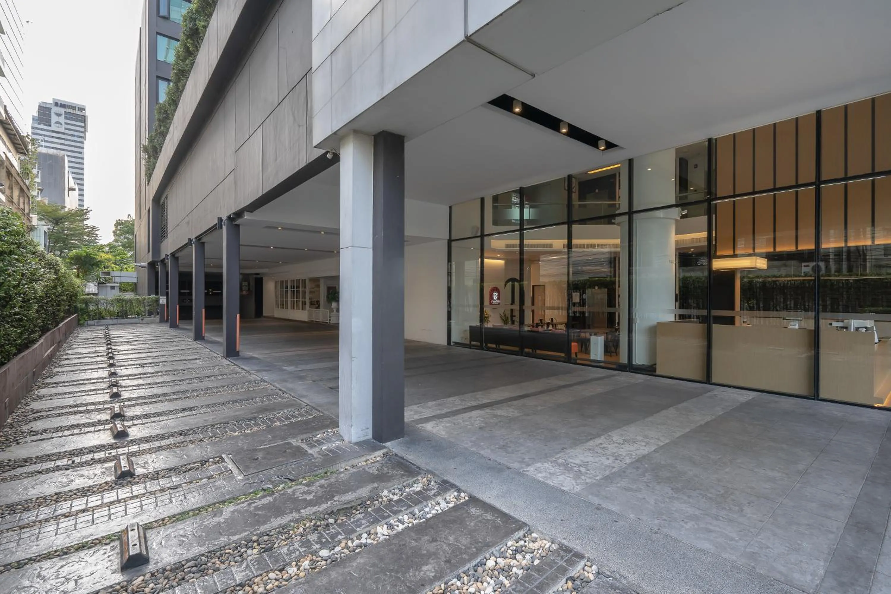 Parking in VIC 3 Bangkok Hotel