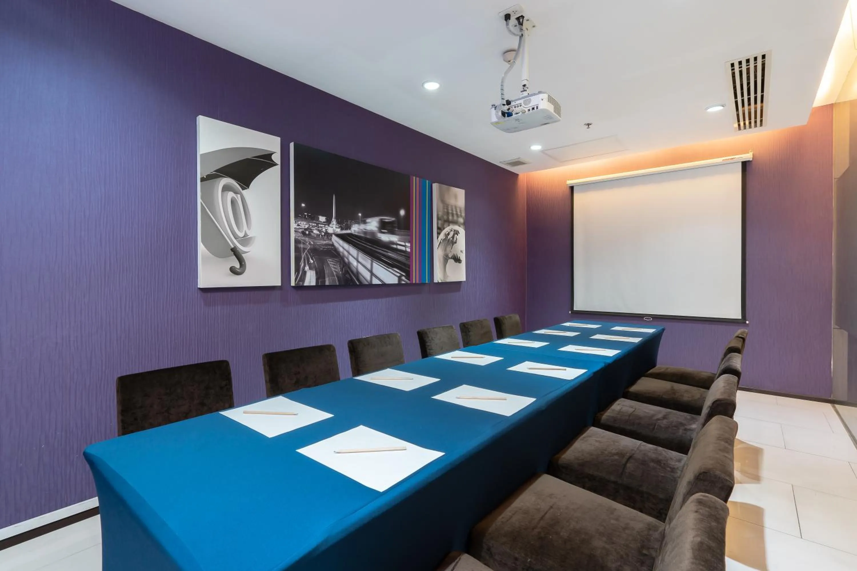 Meeting/conference room in VIC 3 Bangkok Hotel