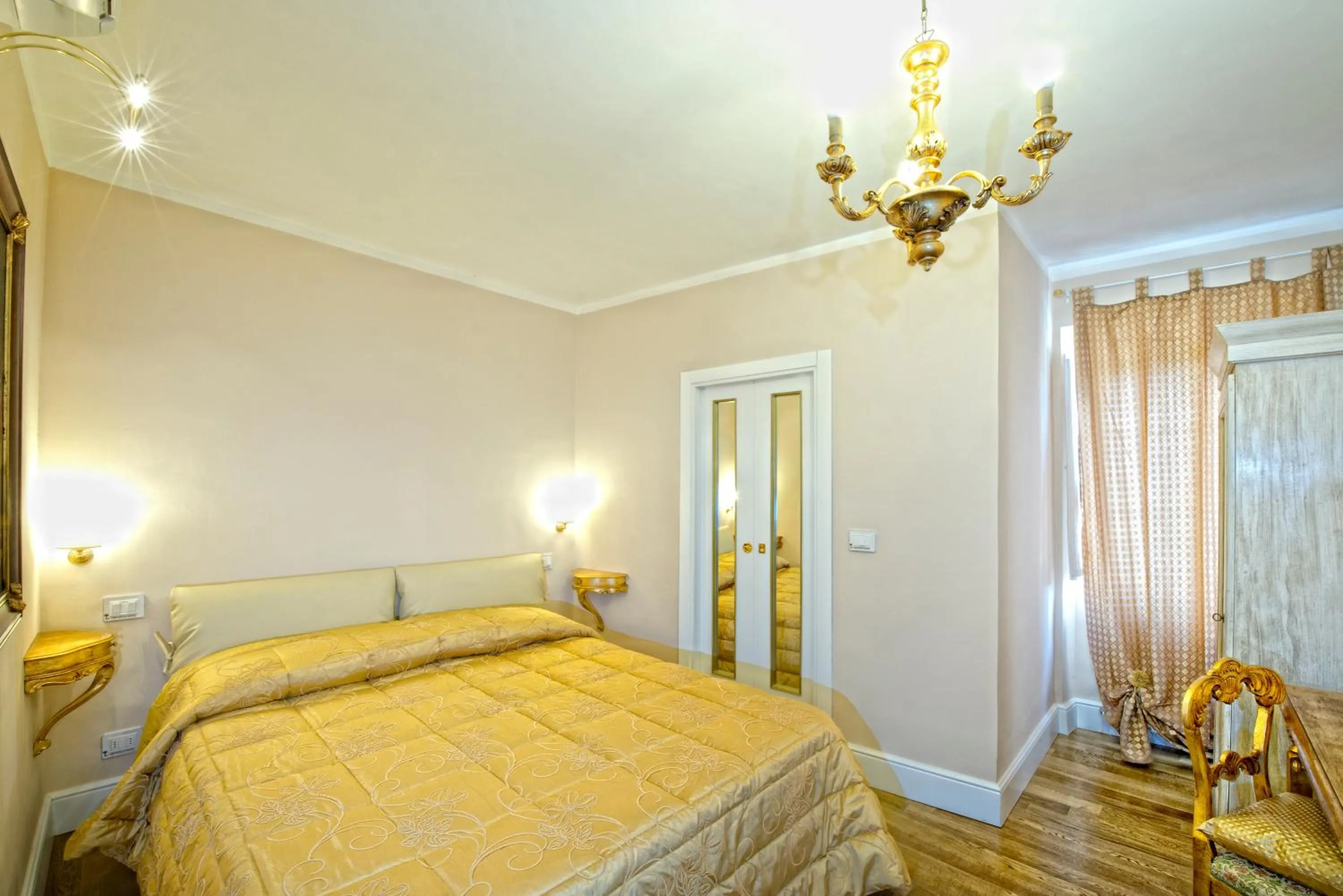 Photo of the whole room, Bed in Boutique Hotel L'Imperatrice