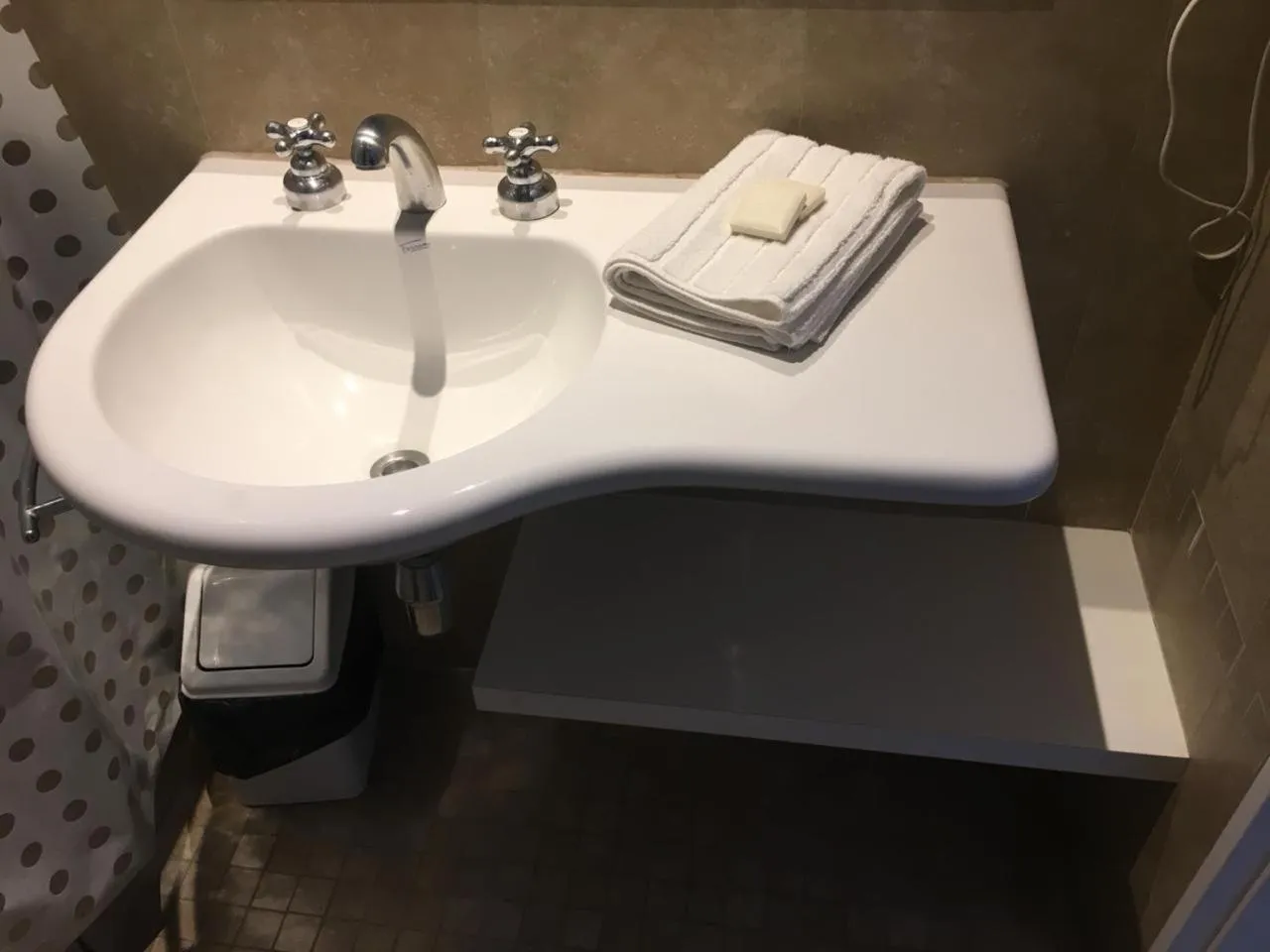 Bathroom in Color Botánico