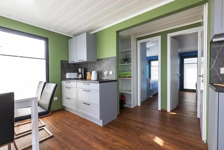 Kitchen or kitchenette in Schwimmende Häuser im BALTIC SEA RESORT