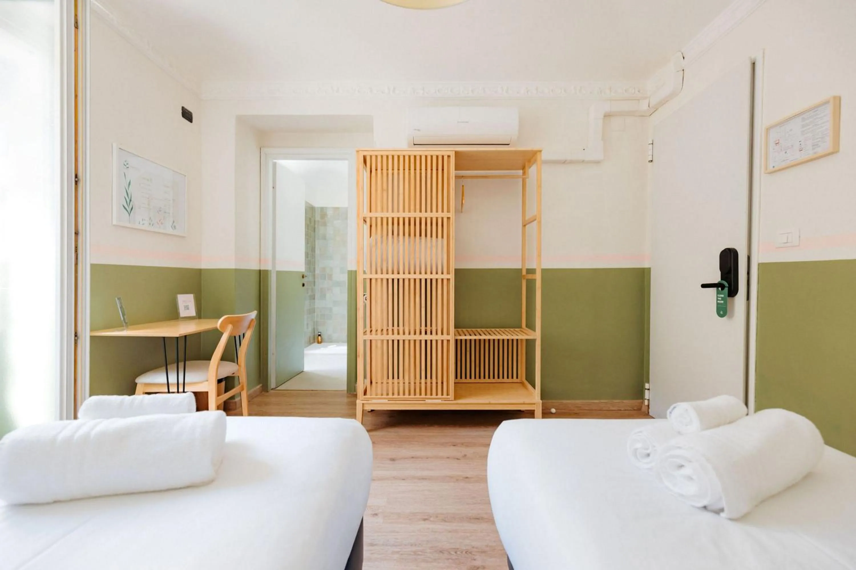 Photo of the whole room, Bed in Tomato Urban Retreat