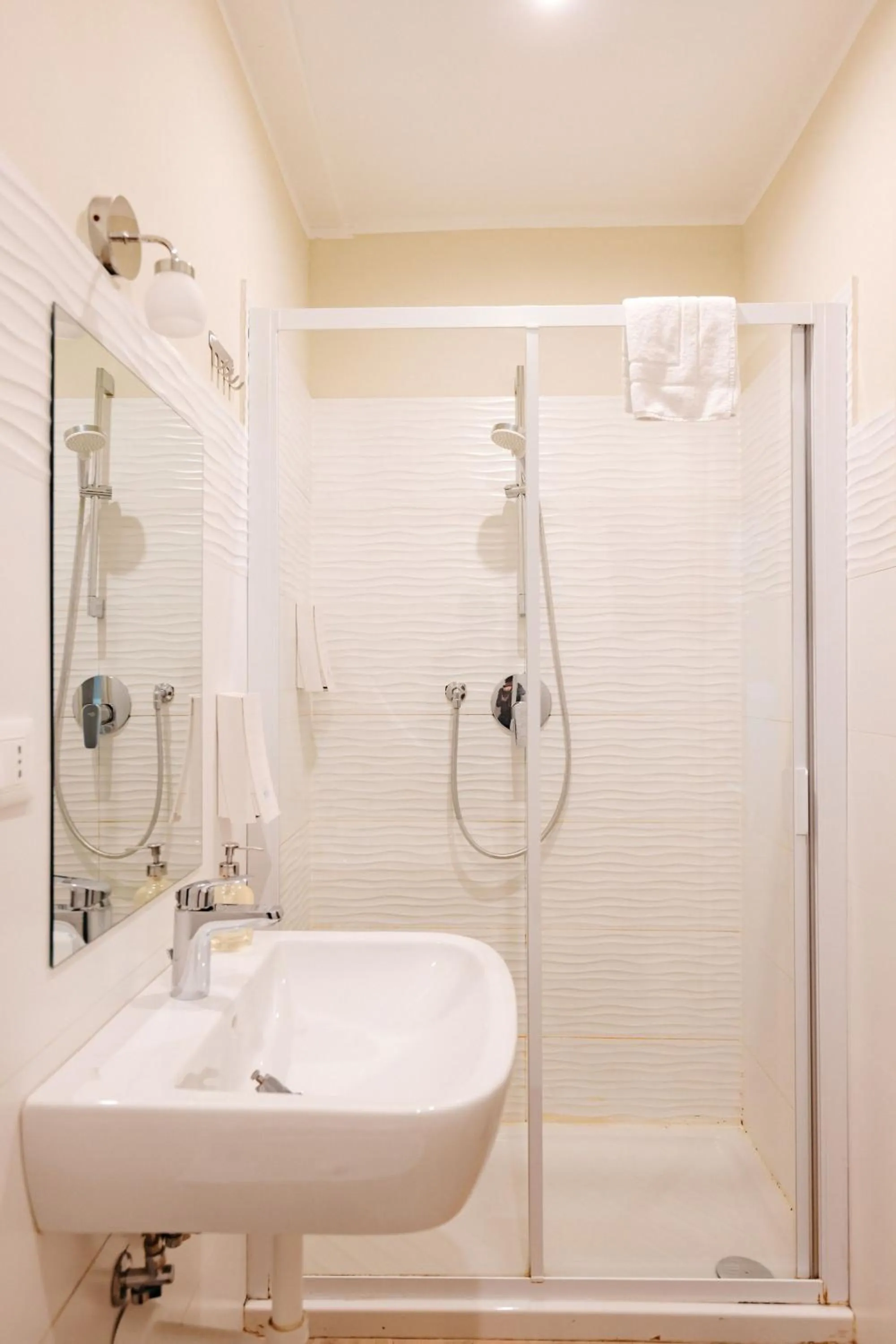Bathroom in Tomato Urban Retreat