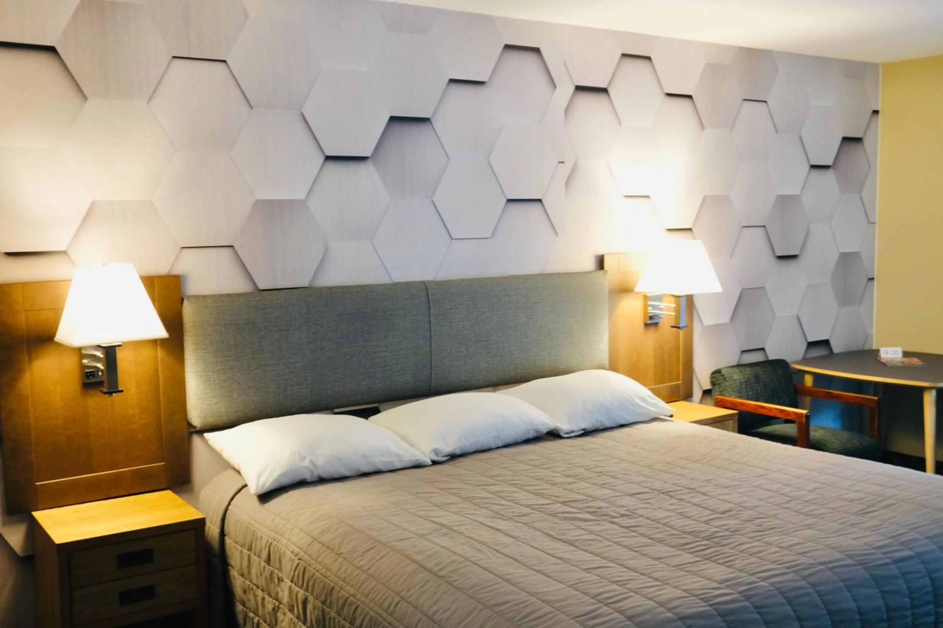 Bed in Regency Inn of Eddyville Kuttawa