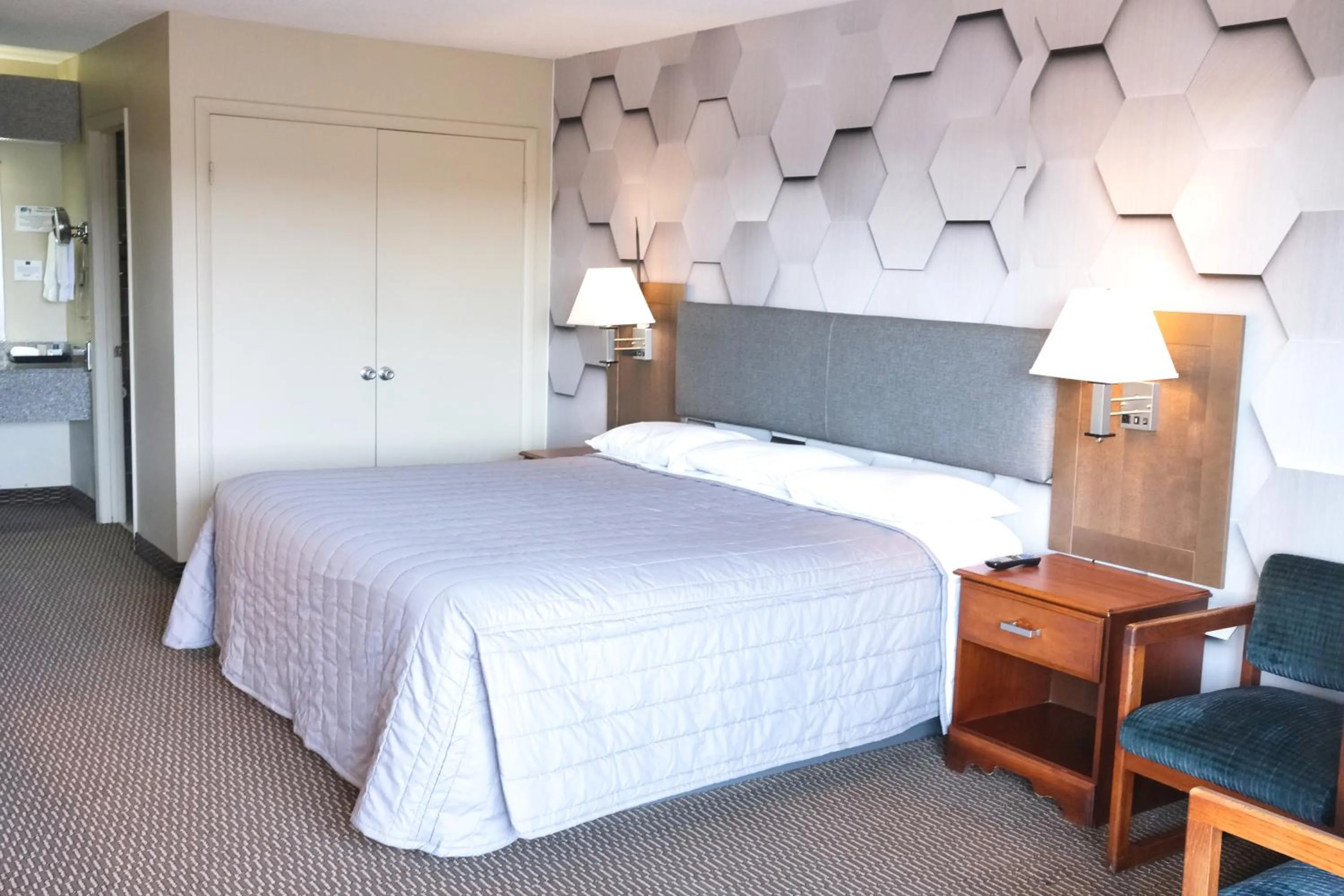 Bed in Regency Inn of Eddyville Kuttawa