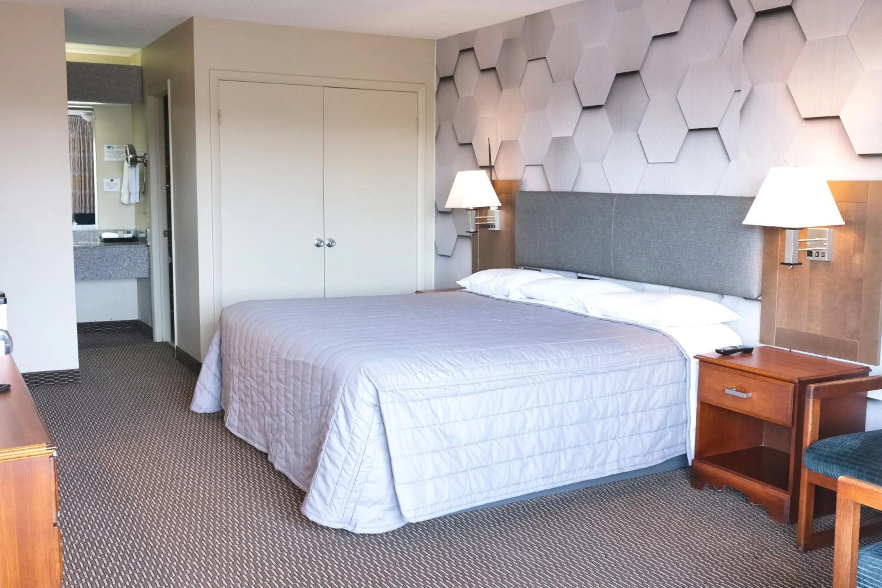 Bedroom, Bed in Regency Inn of Eddyville Kuttawa