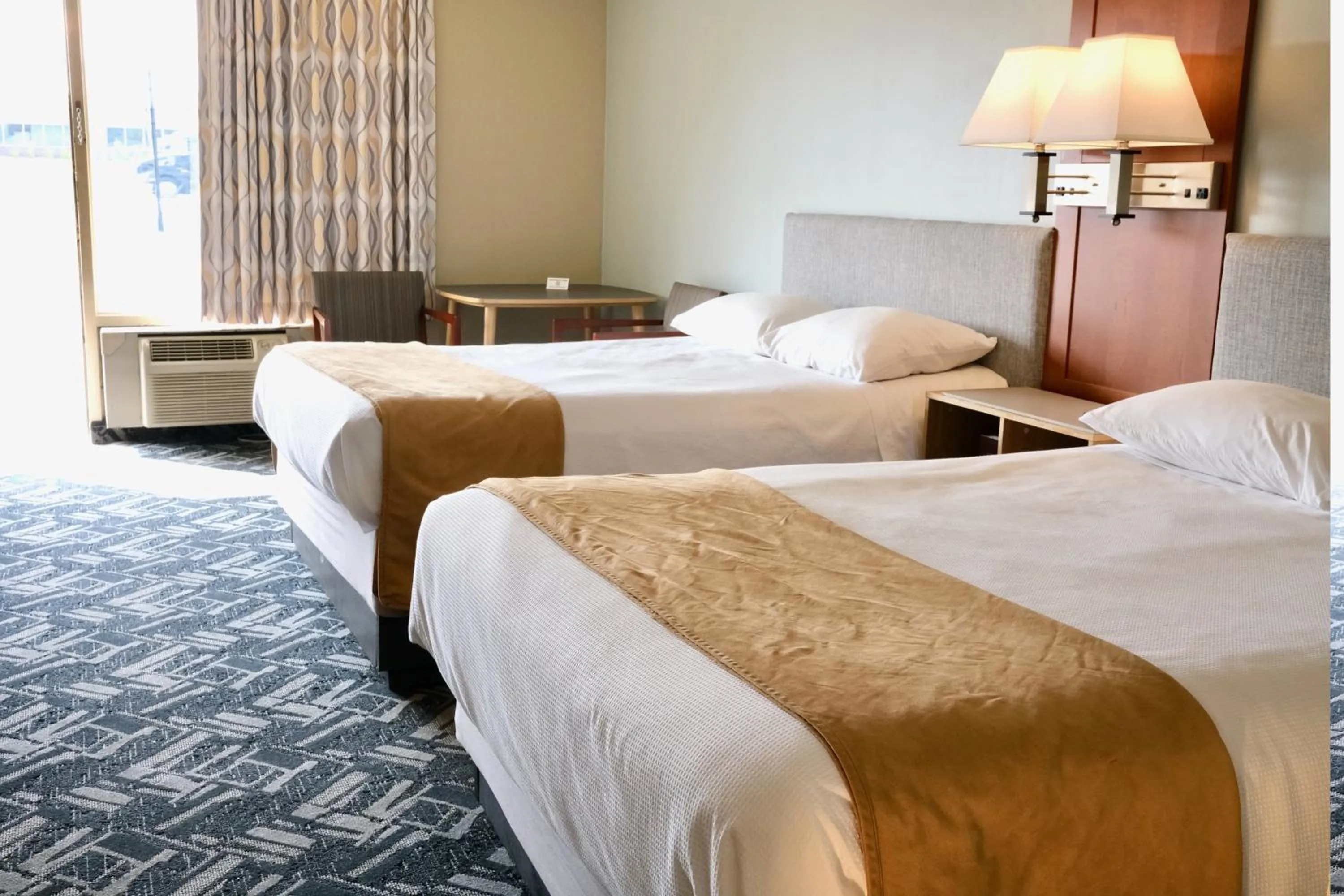 Bed in Regency Inn of Eddyville Kuttawa