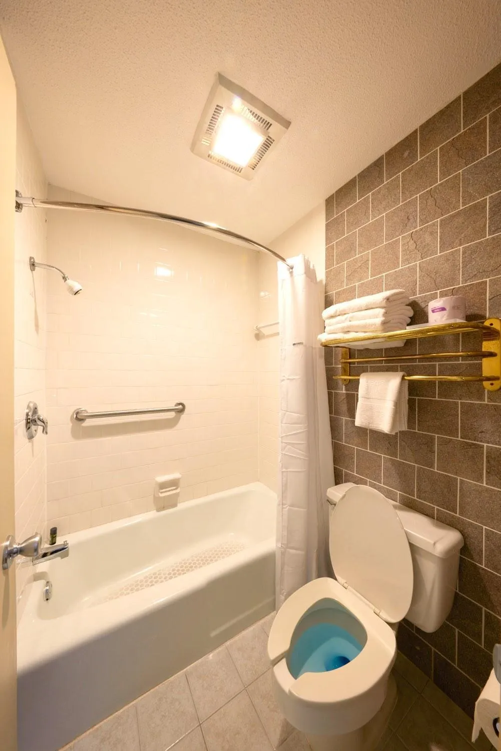 Shower in Regency Inn of Eddyville Kuttawa