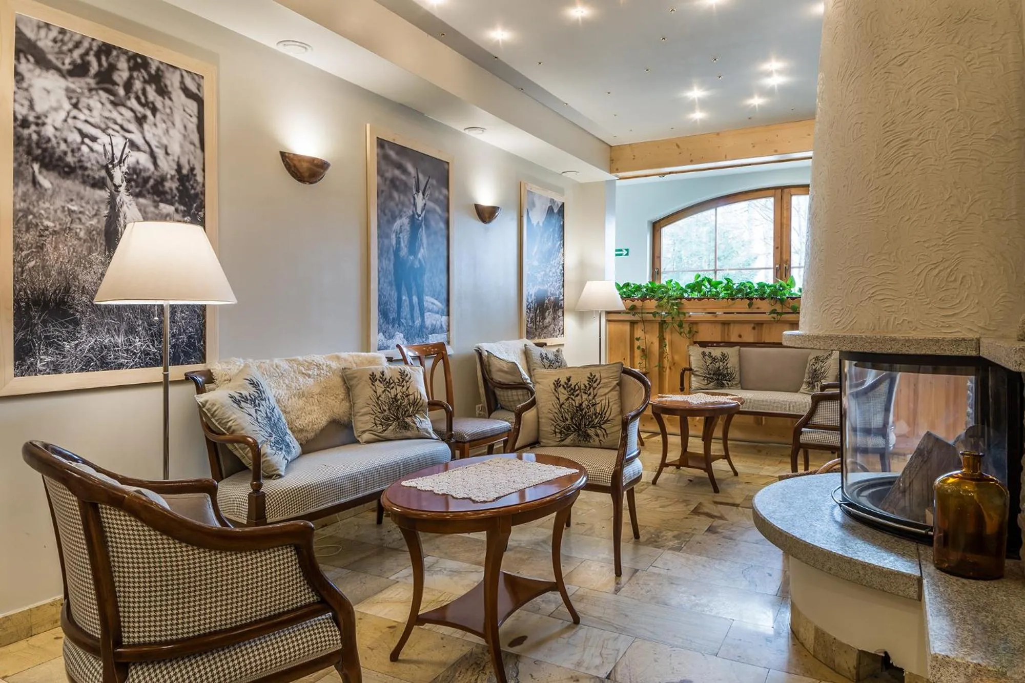 Lobby or reception in Hotel Nosalowy Dwór