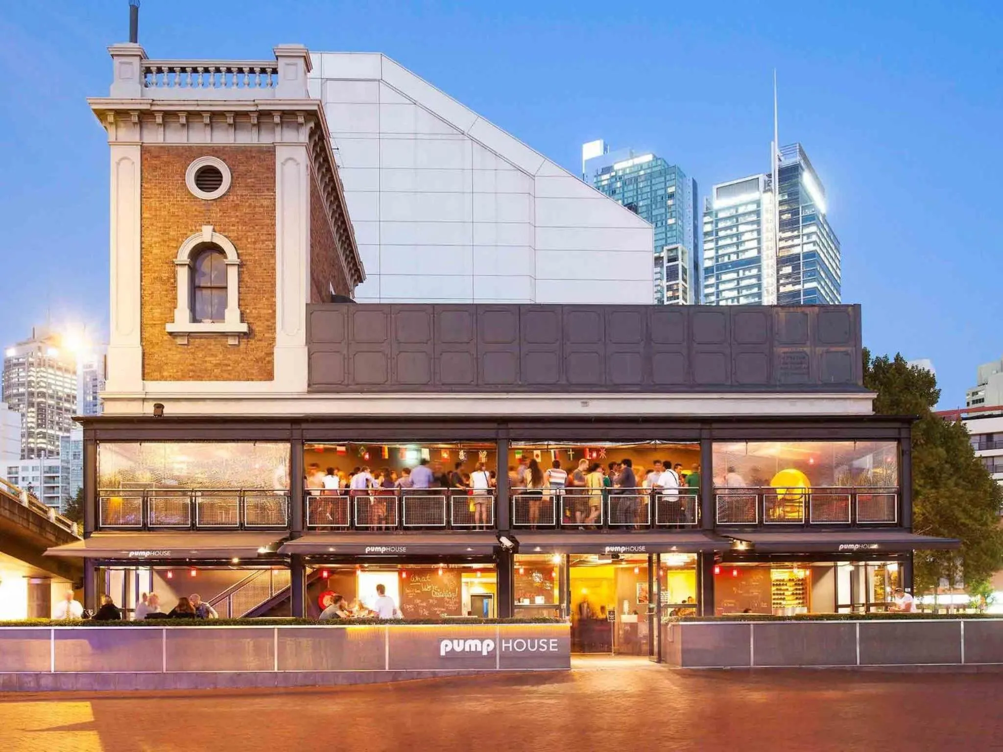 Lounge or bar in Novotel Sydney Darling Square