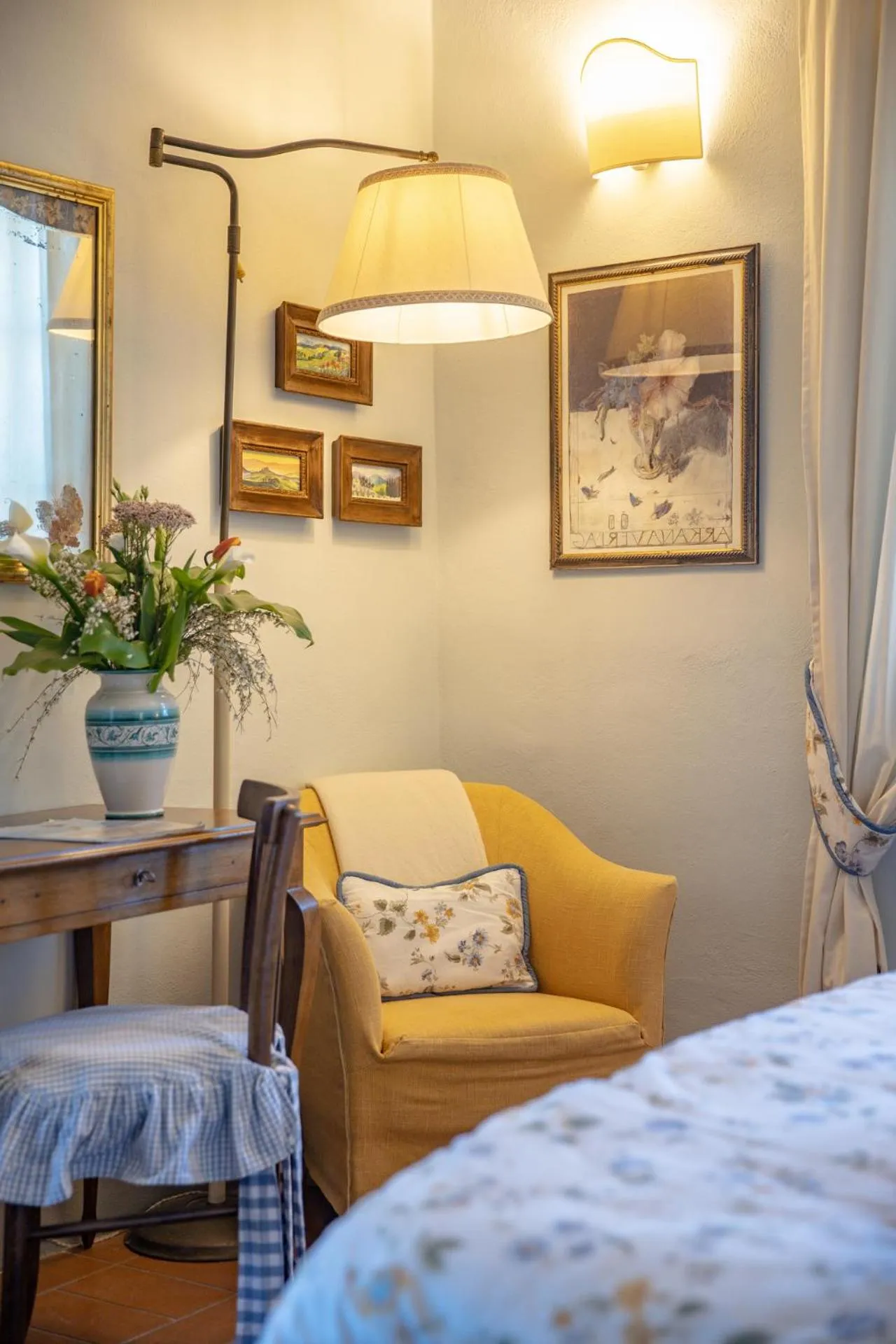 Seating area, Bed in Casa Bellavista B&B