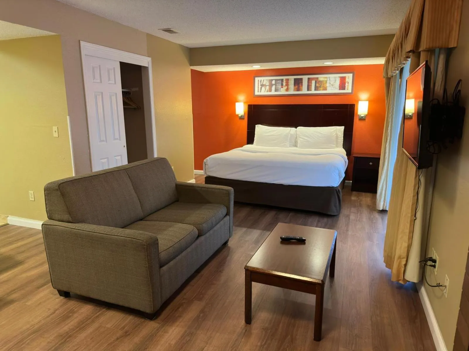 Communal lounge/ TV room, Bed in Hawthorn Extended Stay by Wyndham Wichita