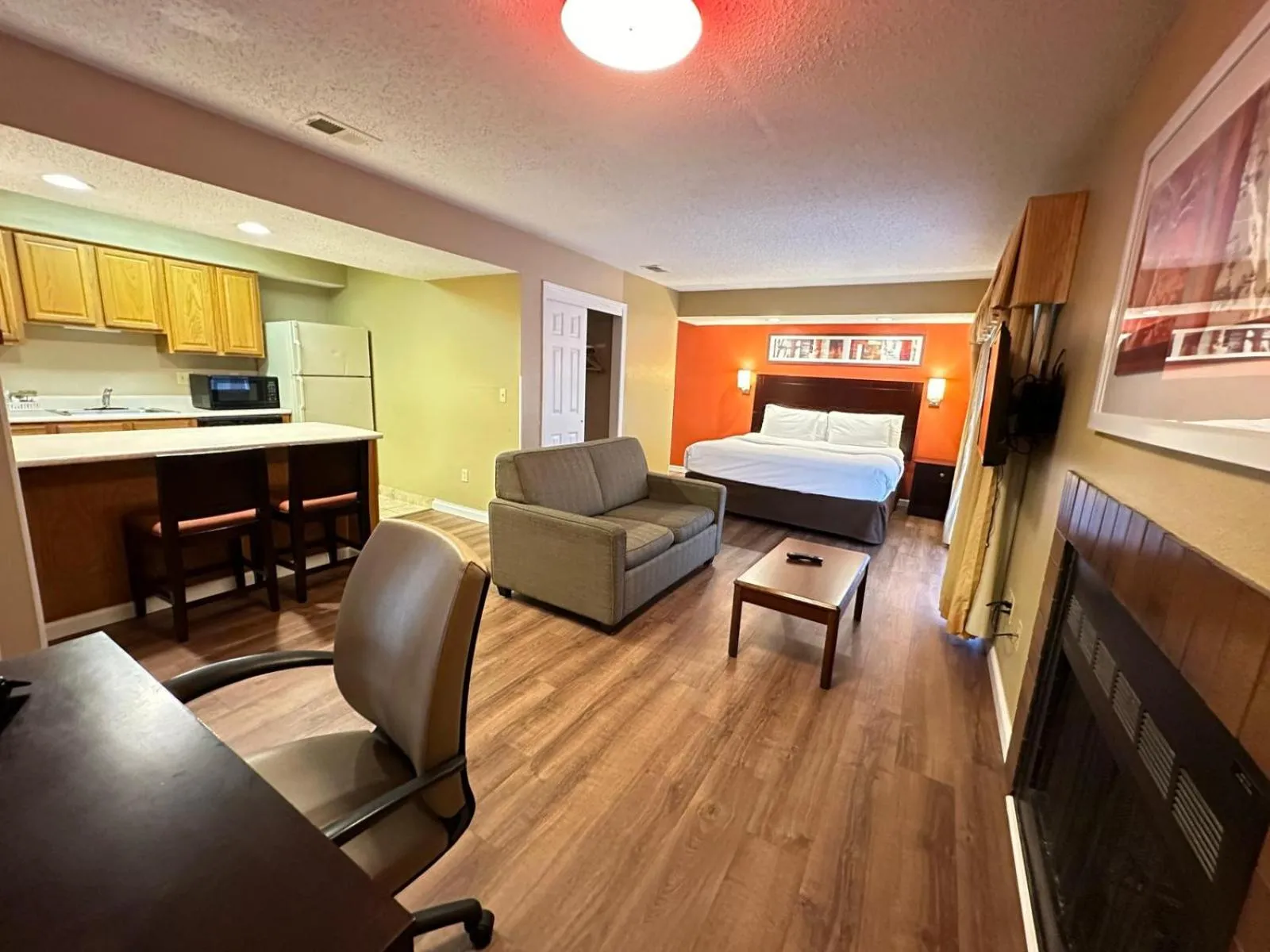 Communal lounge/ TV room in Hawthorn Extended Stay by Wyndham Wichita