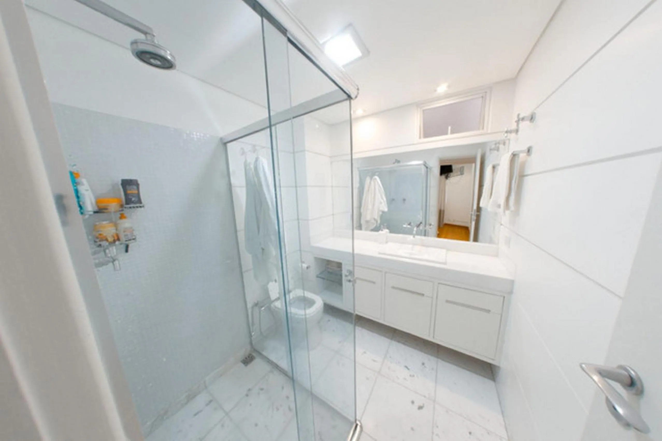 Bathroom in Leblon House Cupertino perto da praia portaria 24 h garagem ar condicionado e lava seca roupas