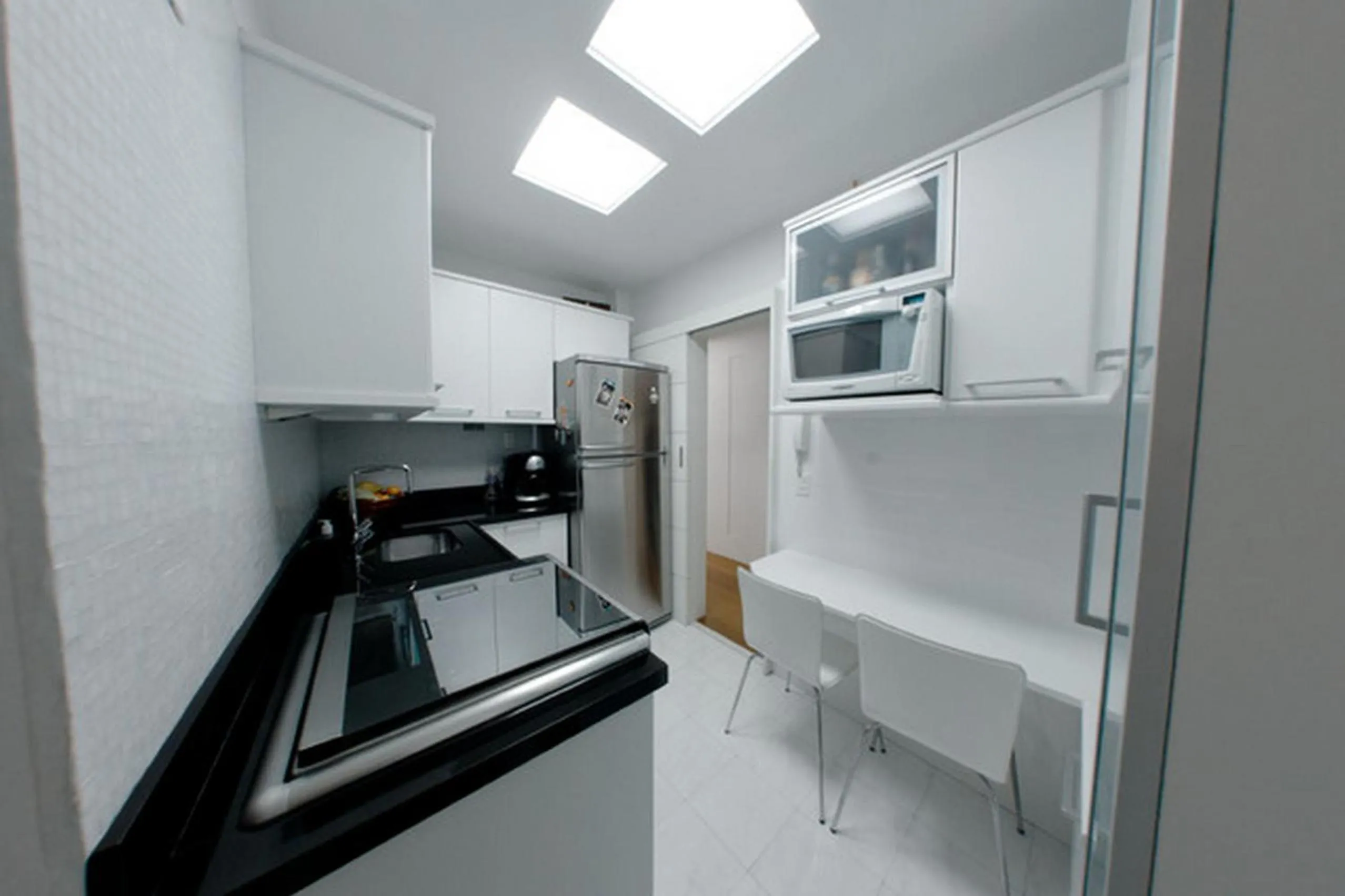 Kitchen or kitchenette in Leblon House Cupertino perto da praia portaria 24 h garagem ar condicionado e lava seca roupas