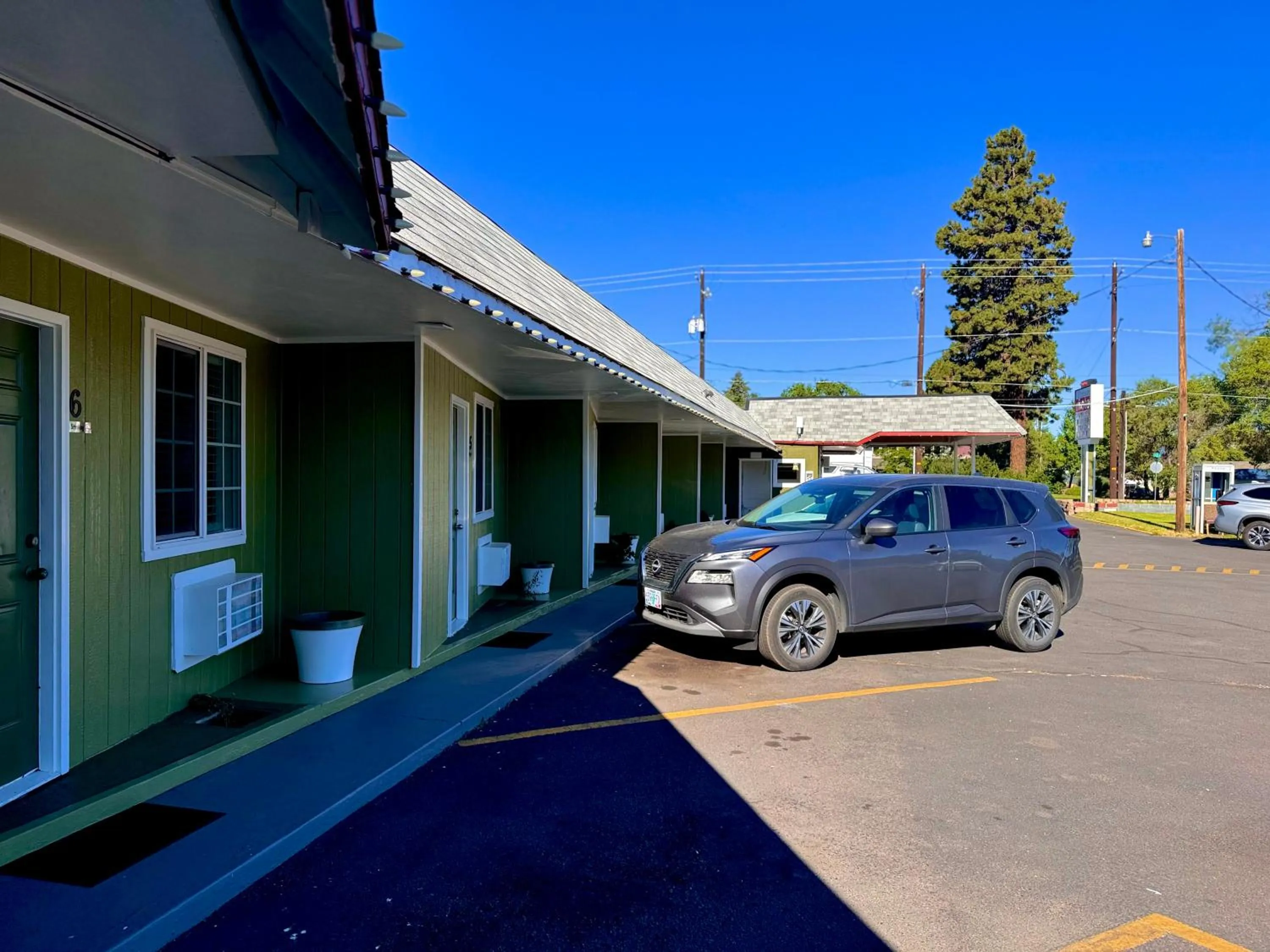 Property building in Chalet Motel - Affordable Stay in Central Bend