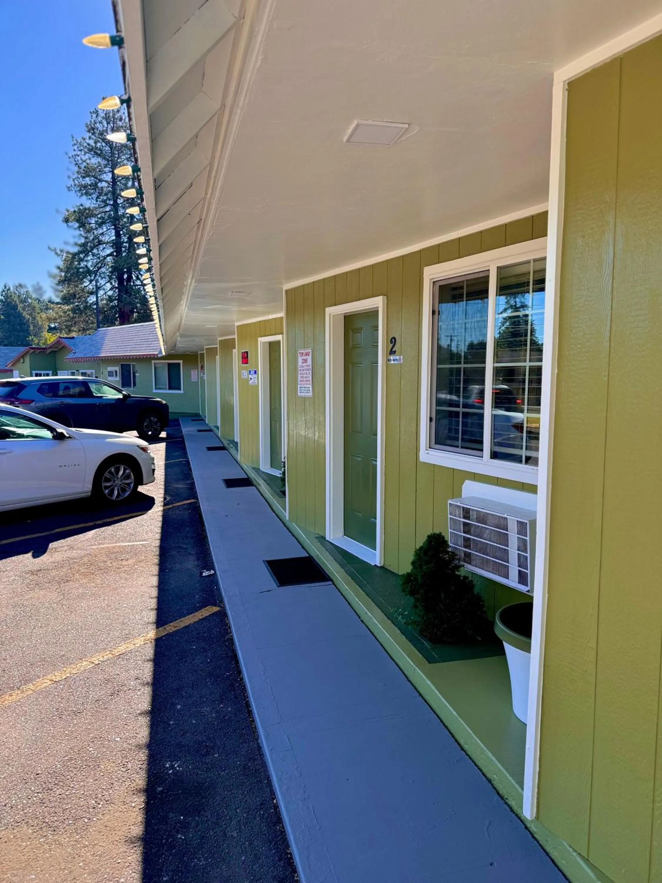 Property building in Chalet Motel - Affordable Stay in Central Bend