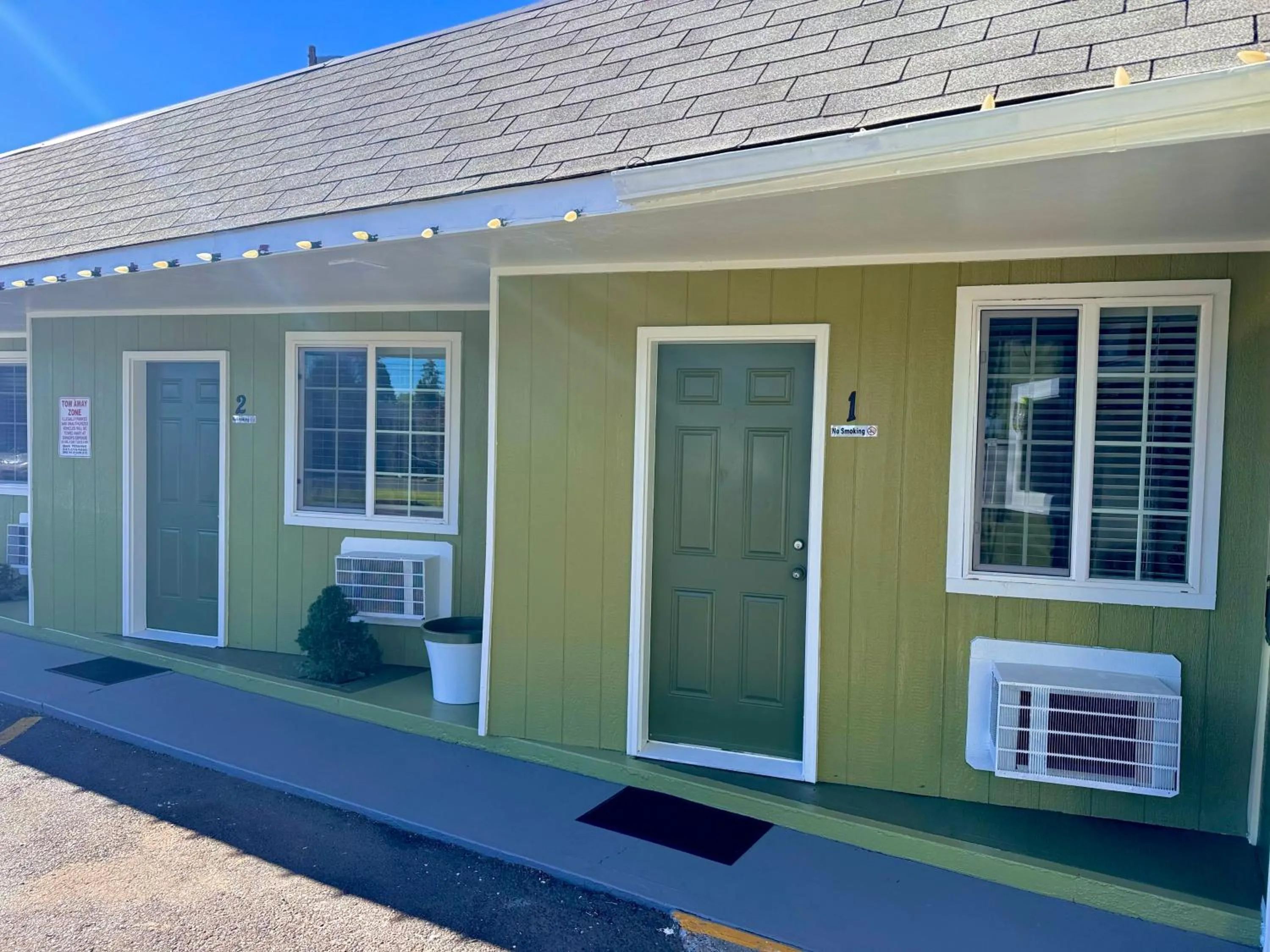 Property building in Chalet Motel - Affordable Stay in Central Bend