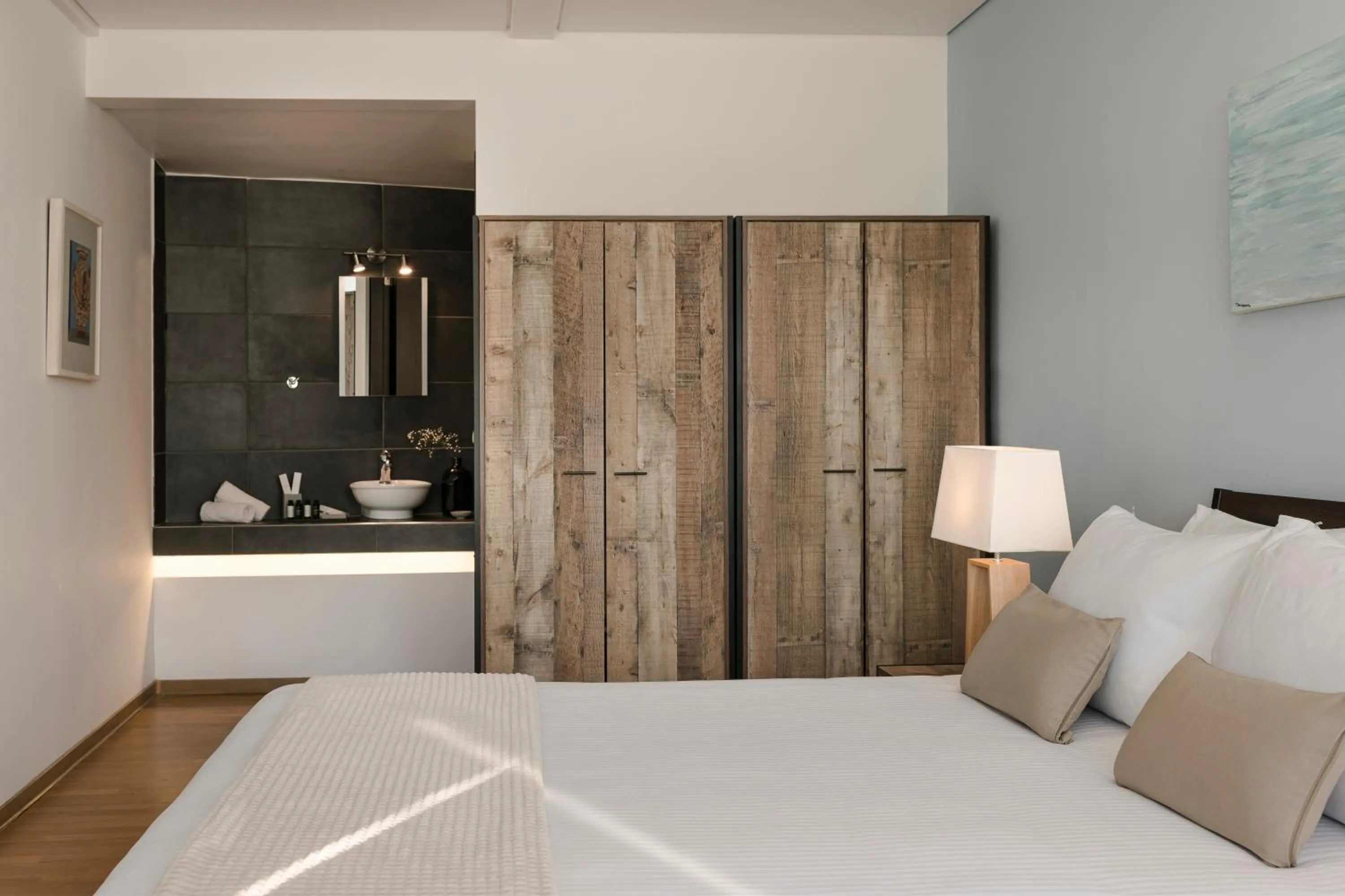 Bed in Aria Acropolis Suites, Troulanda