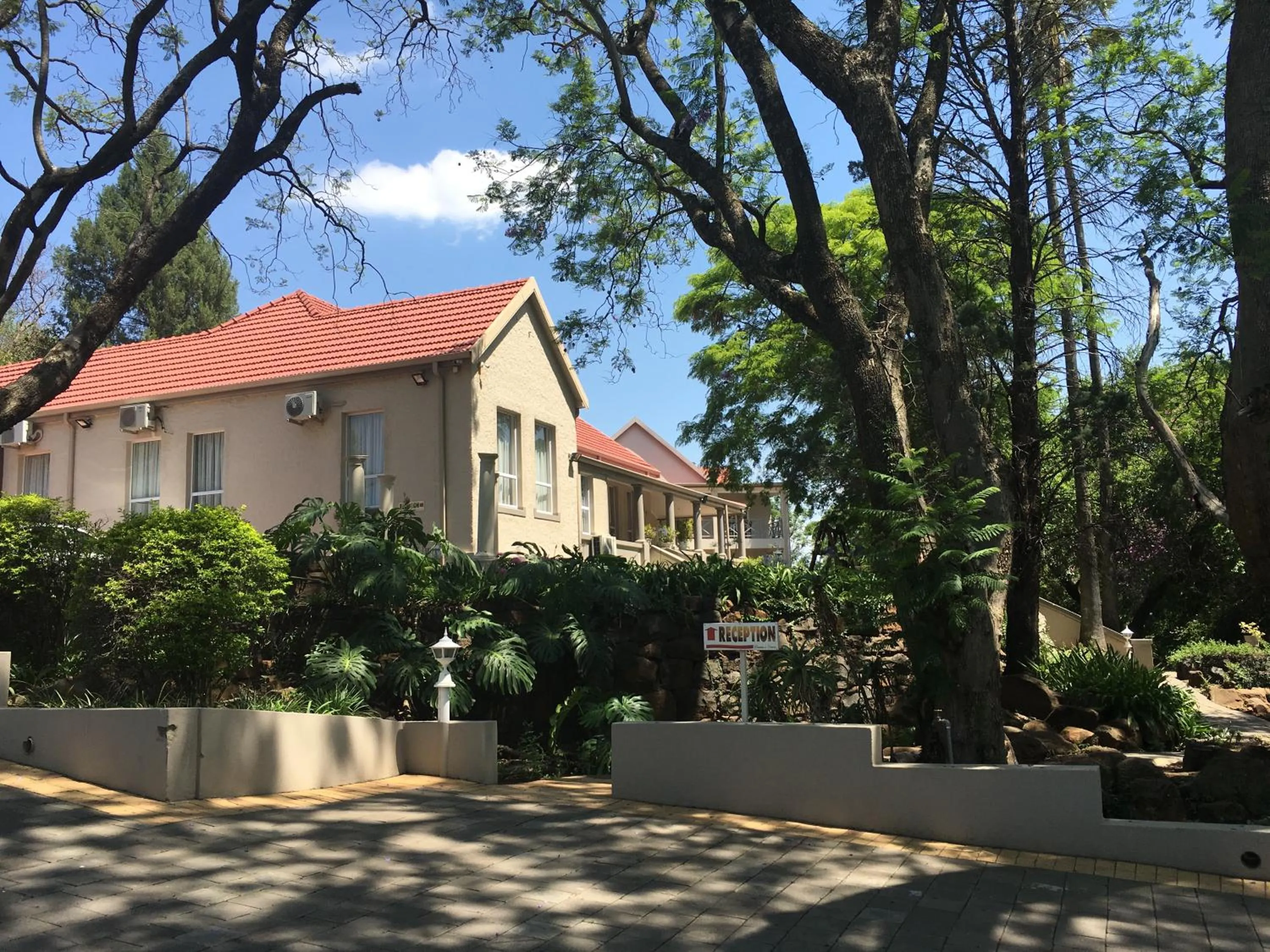 Property building in Peaches & Cream Bed & Breakfast