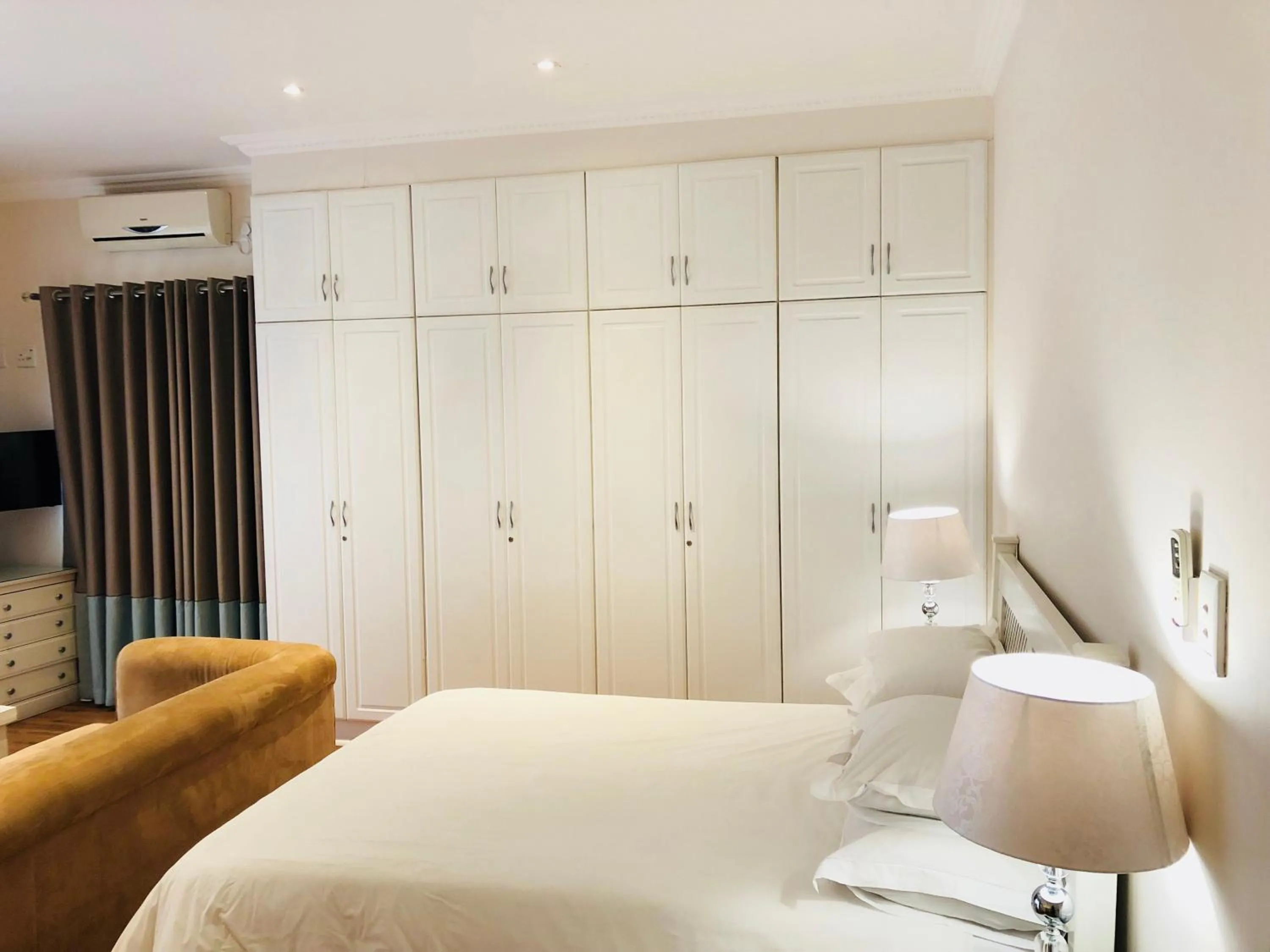 Bed in Peaches & Cream Bed & Breakfast