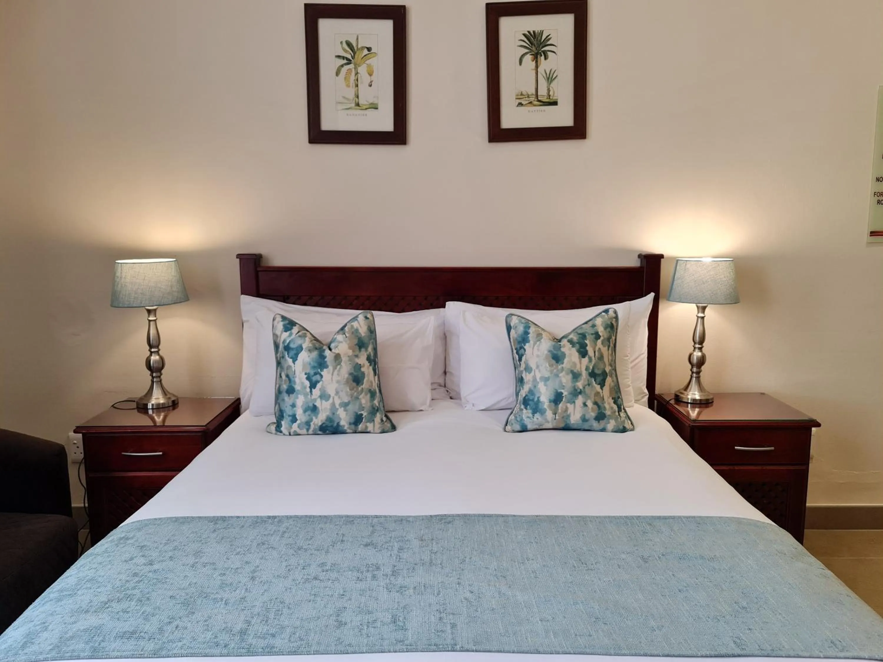 Bed in Peaches & Cream Bed & Breakfast