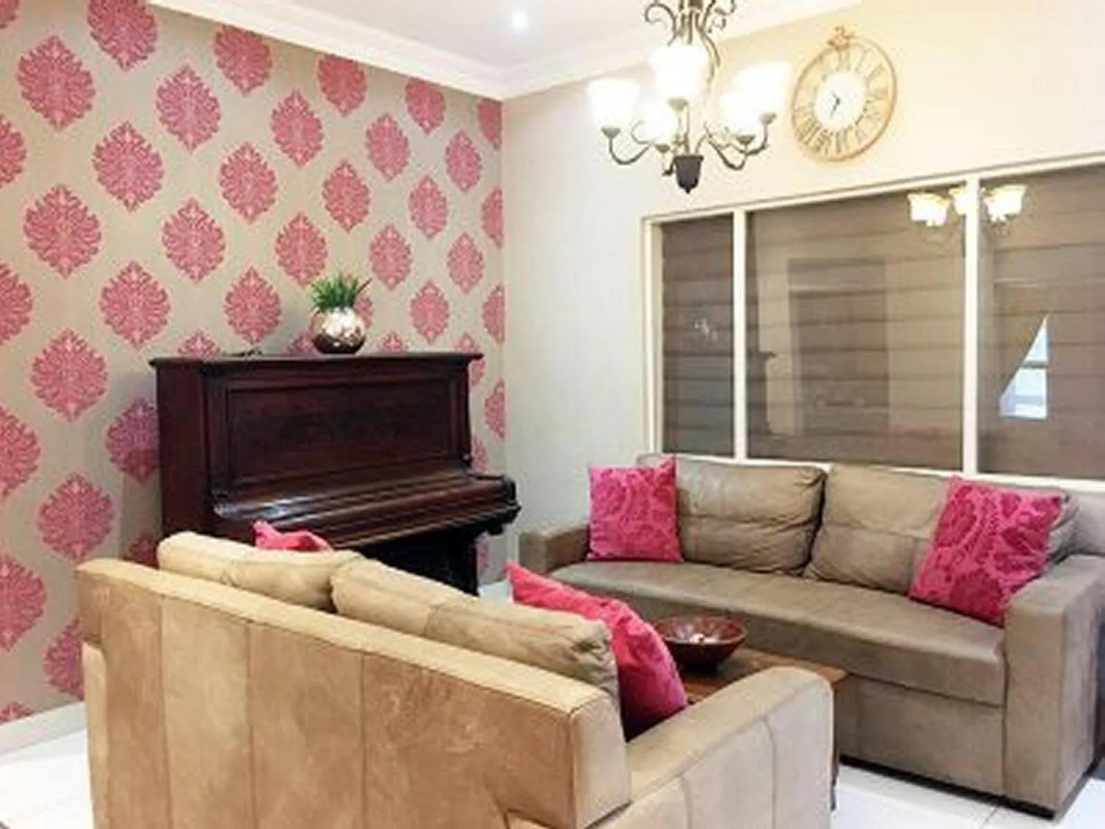 Living room in Peaches & Cream Bed & Breakfast