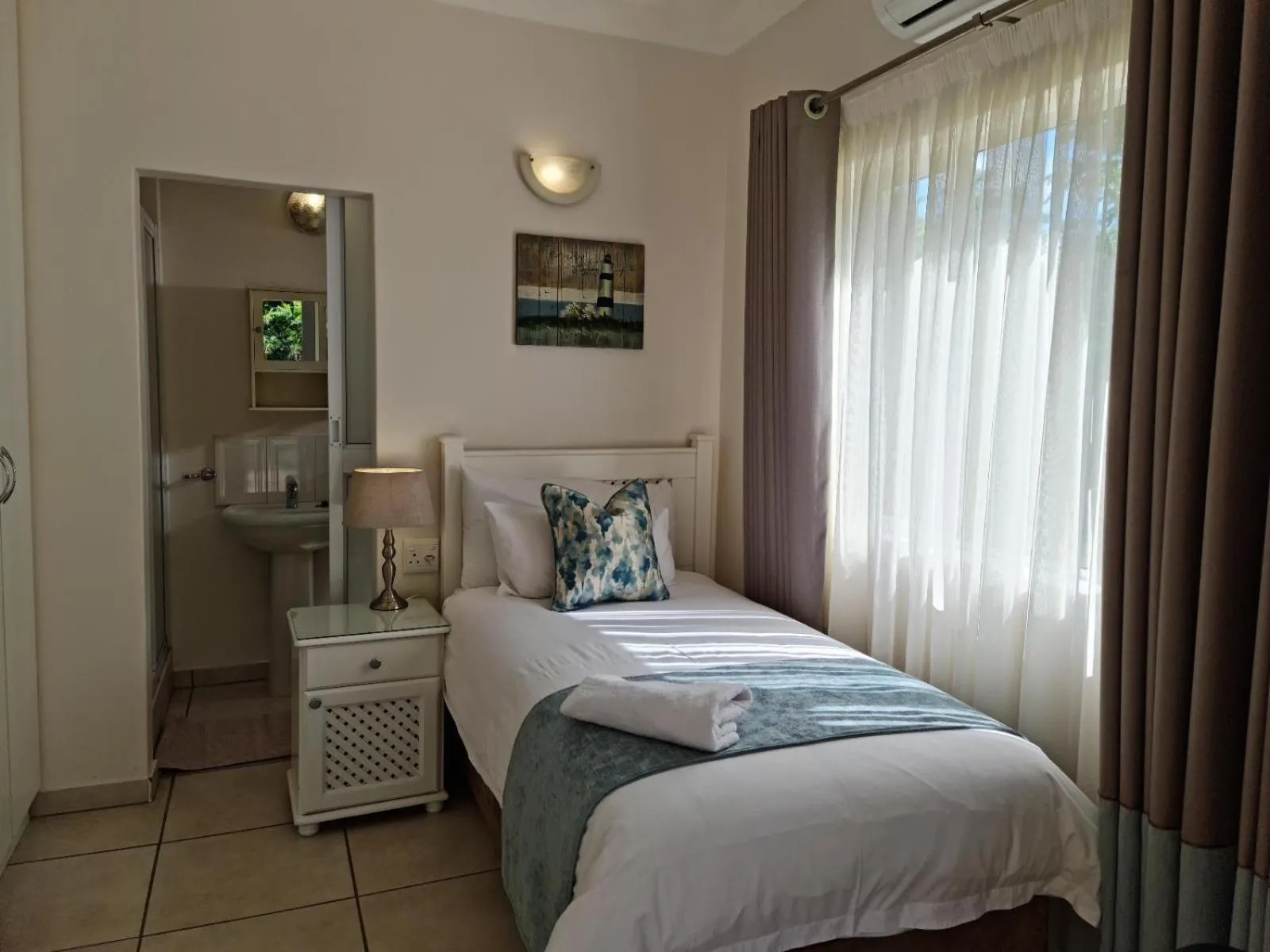 Bed in Peaches & Cream Bed & Breakfast