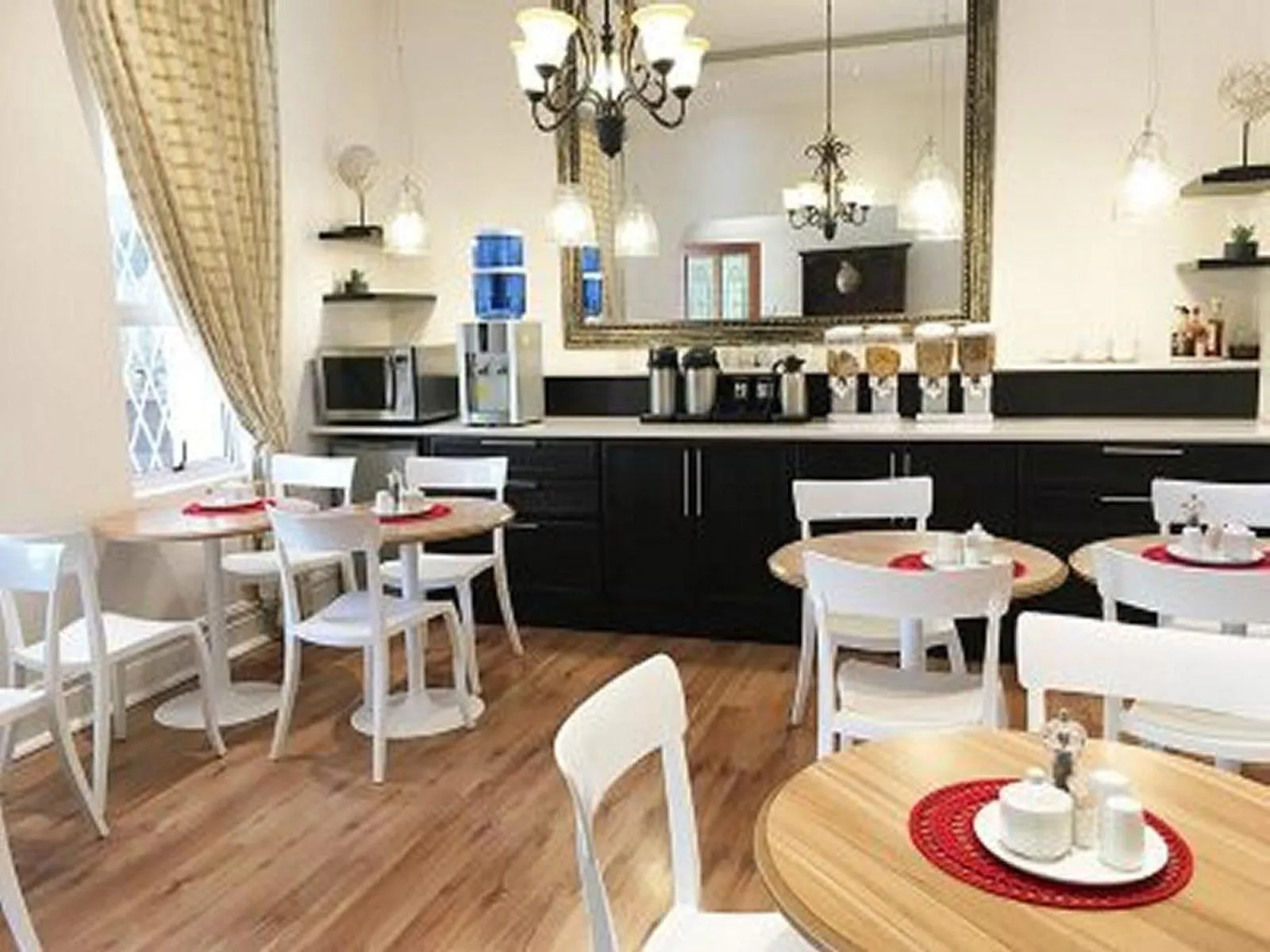 Lounge or bar in Peaches & Cream Bed & Breakfast