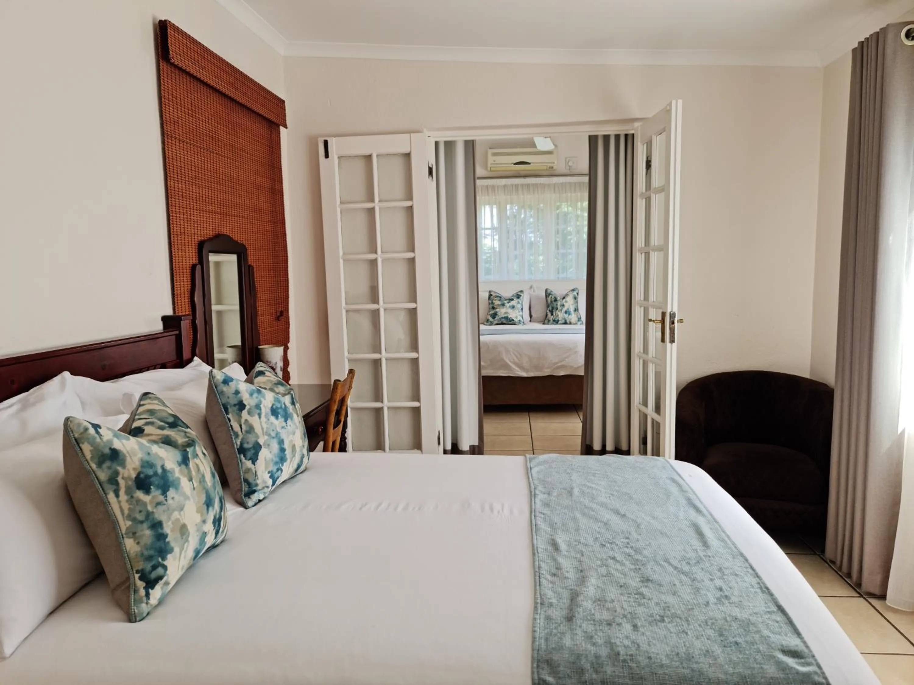 Photo of the whole room, Bed in Peaches & Cream Bed & Breakfast